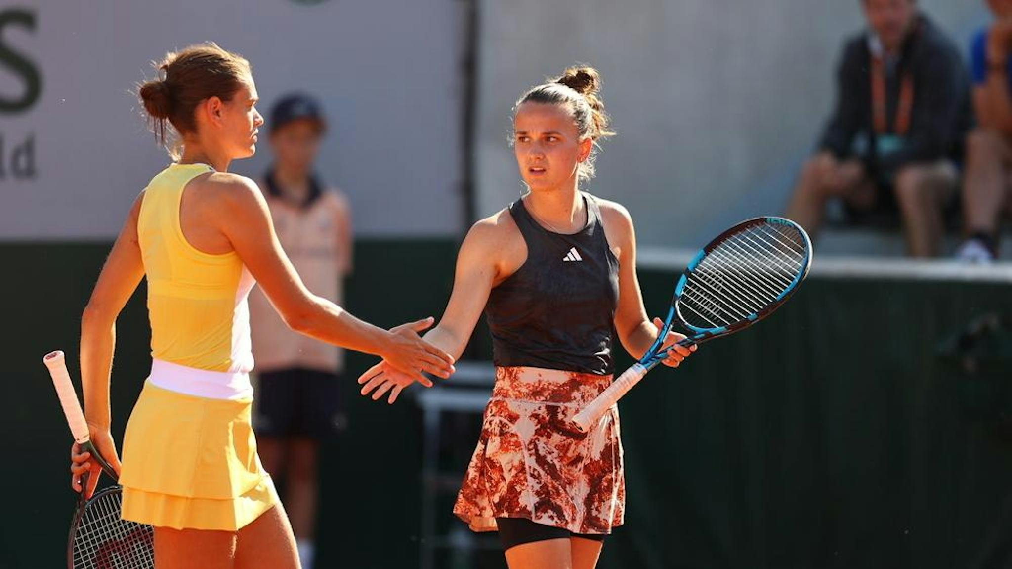Chloé Paquet et Clara Burel, partenaires de double lors de Roland-Garros 2023.