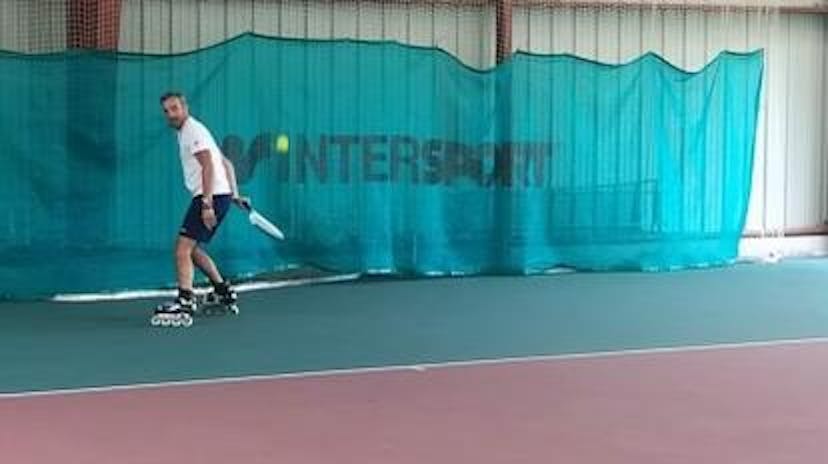 L'entraîneur utilise des rollers pendant ses cours de paratennis.