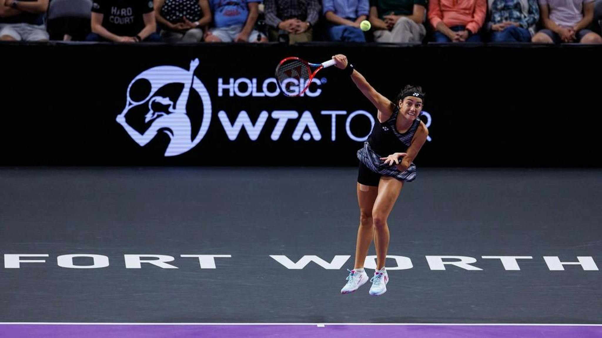 Le service doit être soigné en indoor, à l'image de ce que produit Caroline Garcia.