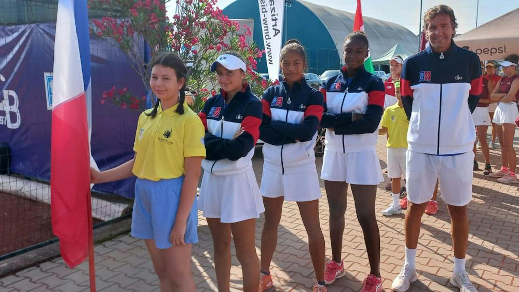 Sarah Iliev, Sarah Rakotomanga, Maëlie Monfils et leur capitaine Grégory Carraz.