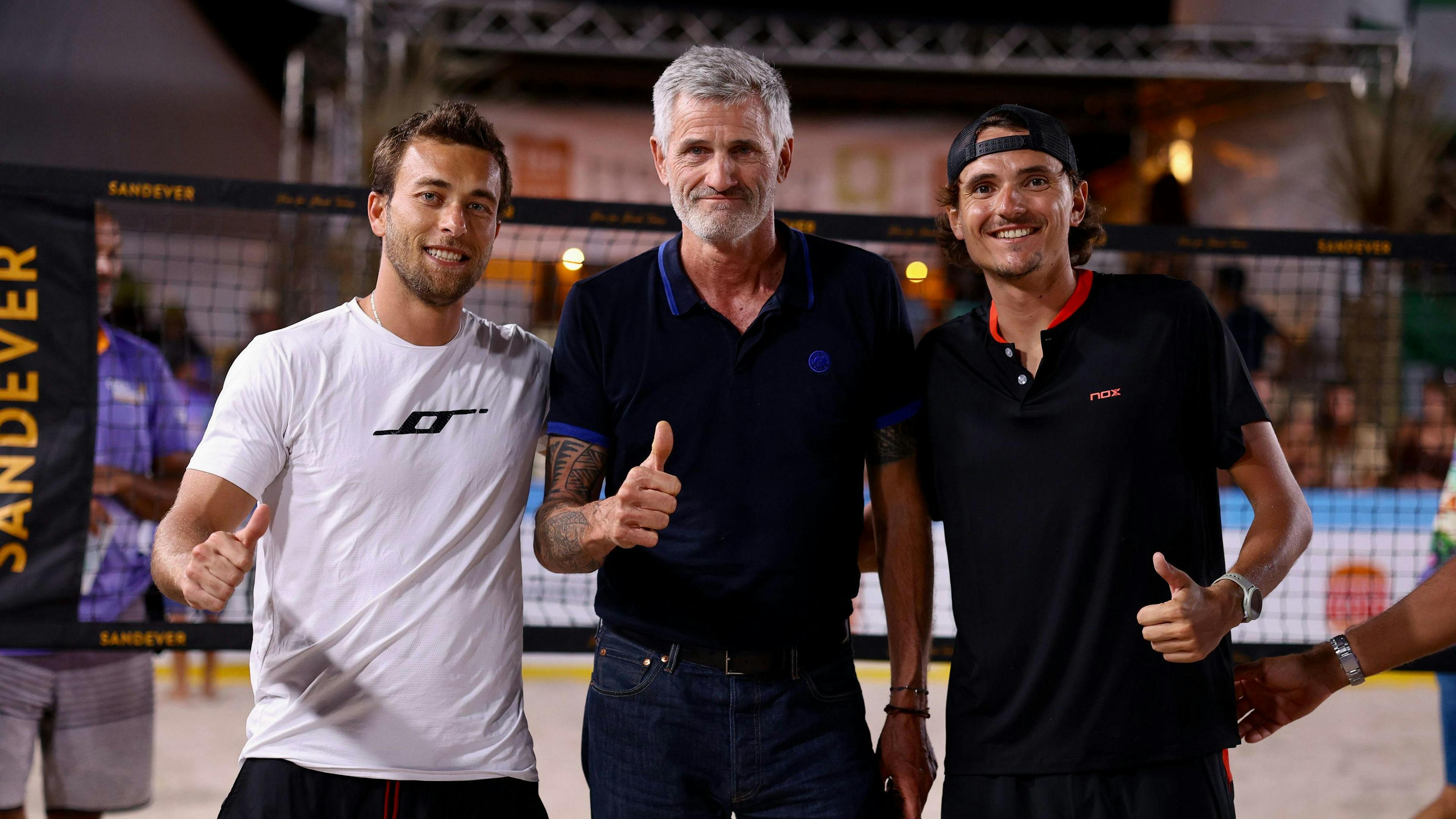 Gilles Moretton entouré des deux meilleurs joueurs français de beach tennis, Mathieu Guégano et Nicolas Gianotti.