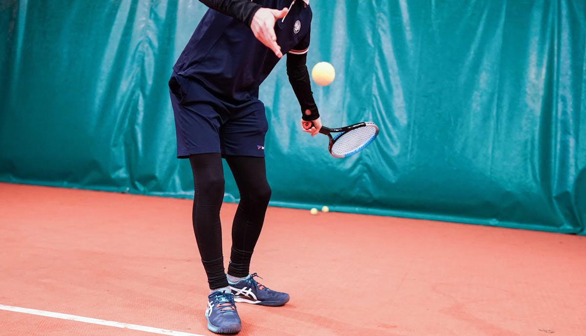 Cinq trucs et astuces pour faire un service à la cuillère efficace | Fédération française de tennis