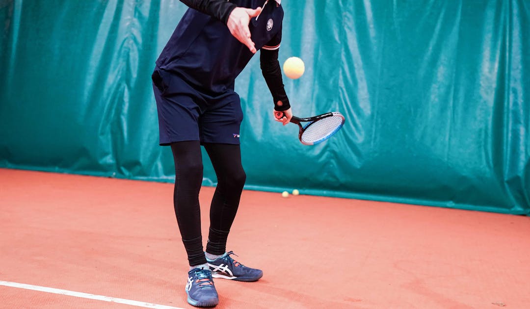 Cinq trucs et astuces pour faire un service à la cuillère efficace | Fédération française de tennis