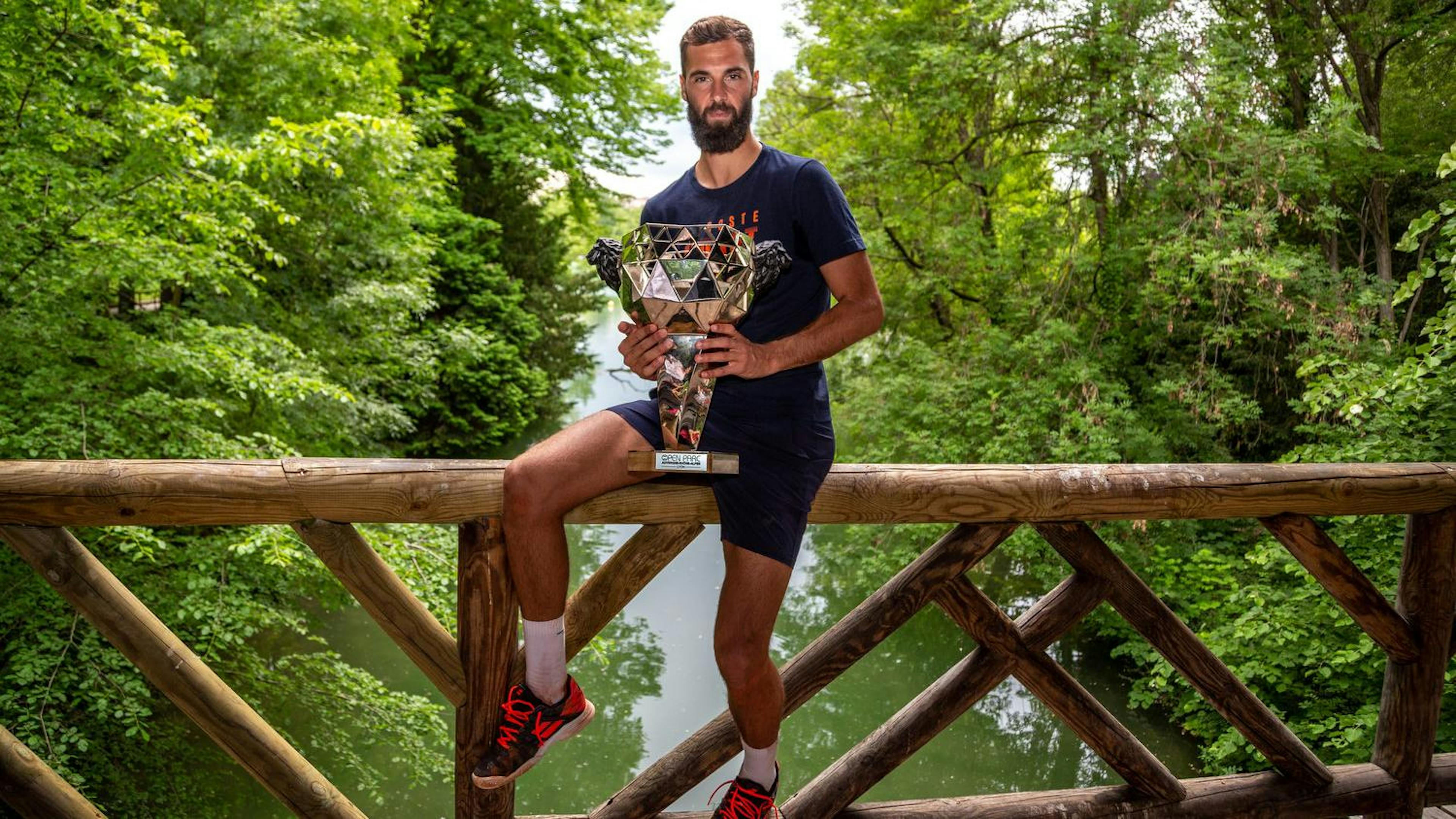 Benoît Paire avec son trophée.