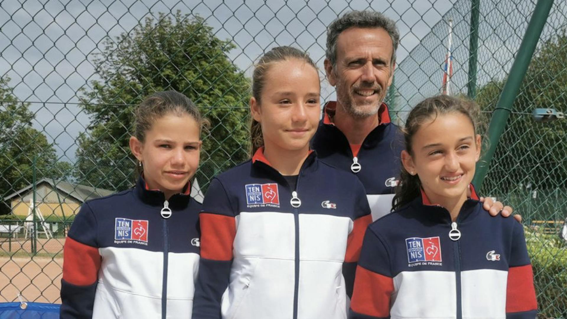 Lison Tapin, Lina Mismili et Ninon Carpentier avec Pascal Lasserre lors des championnats d'Europe U12 cet été.