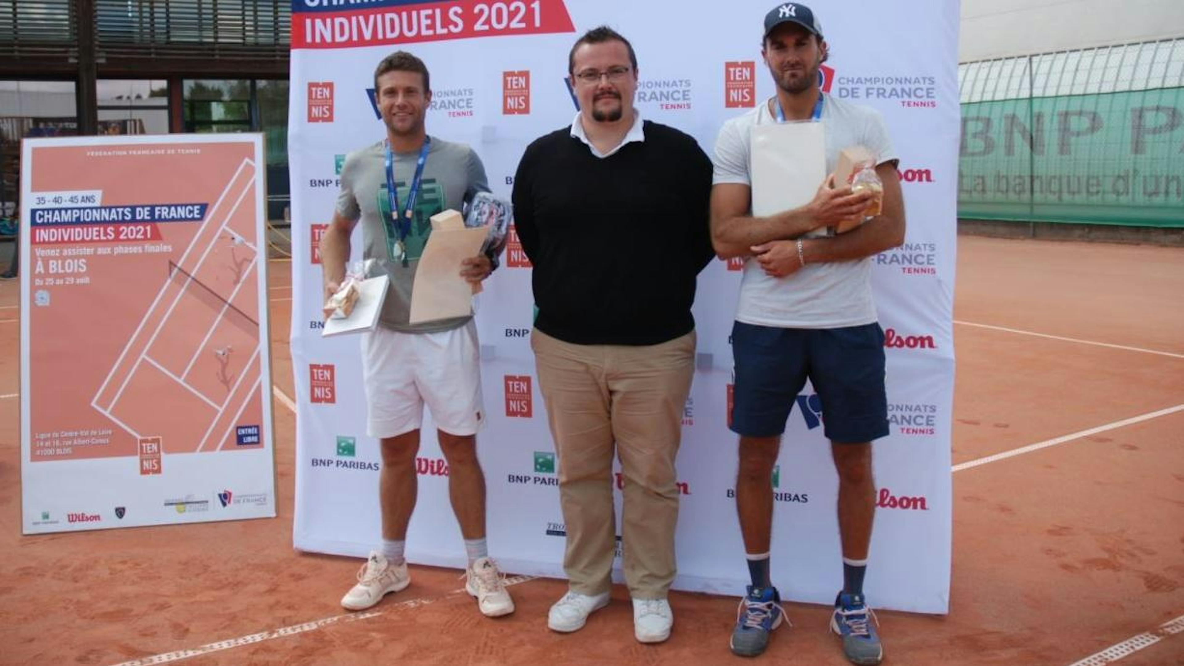 35 ans Messieurs : Vincent STOUFF (à gauche) bat Louis QUENNESSEN (7/6 6/4)