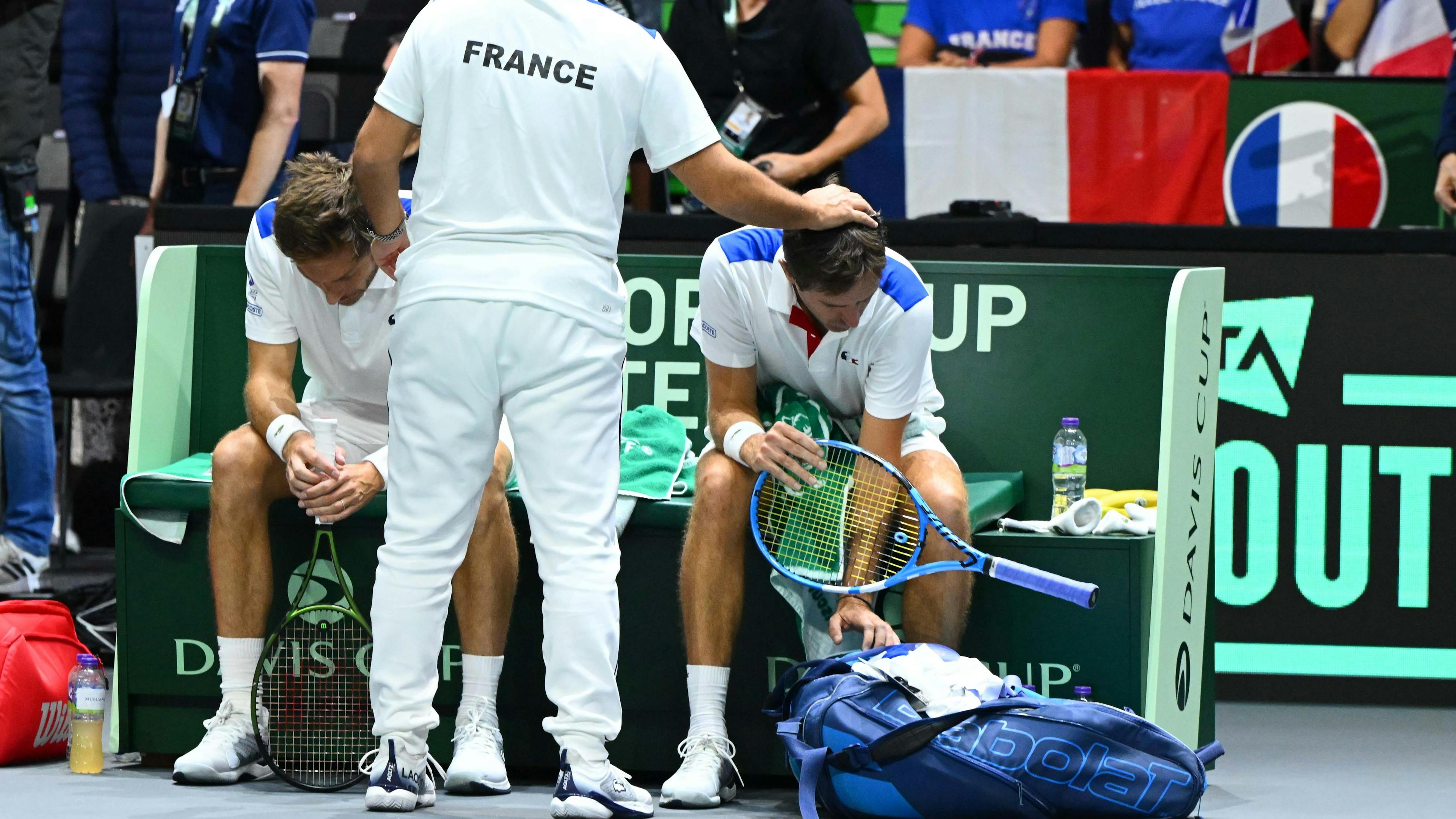 Le capitaine Sébastien Grosjean console ses joueurs de double... Le scénario est tellement dur à avaler. Les Bleus ont tout donné.