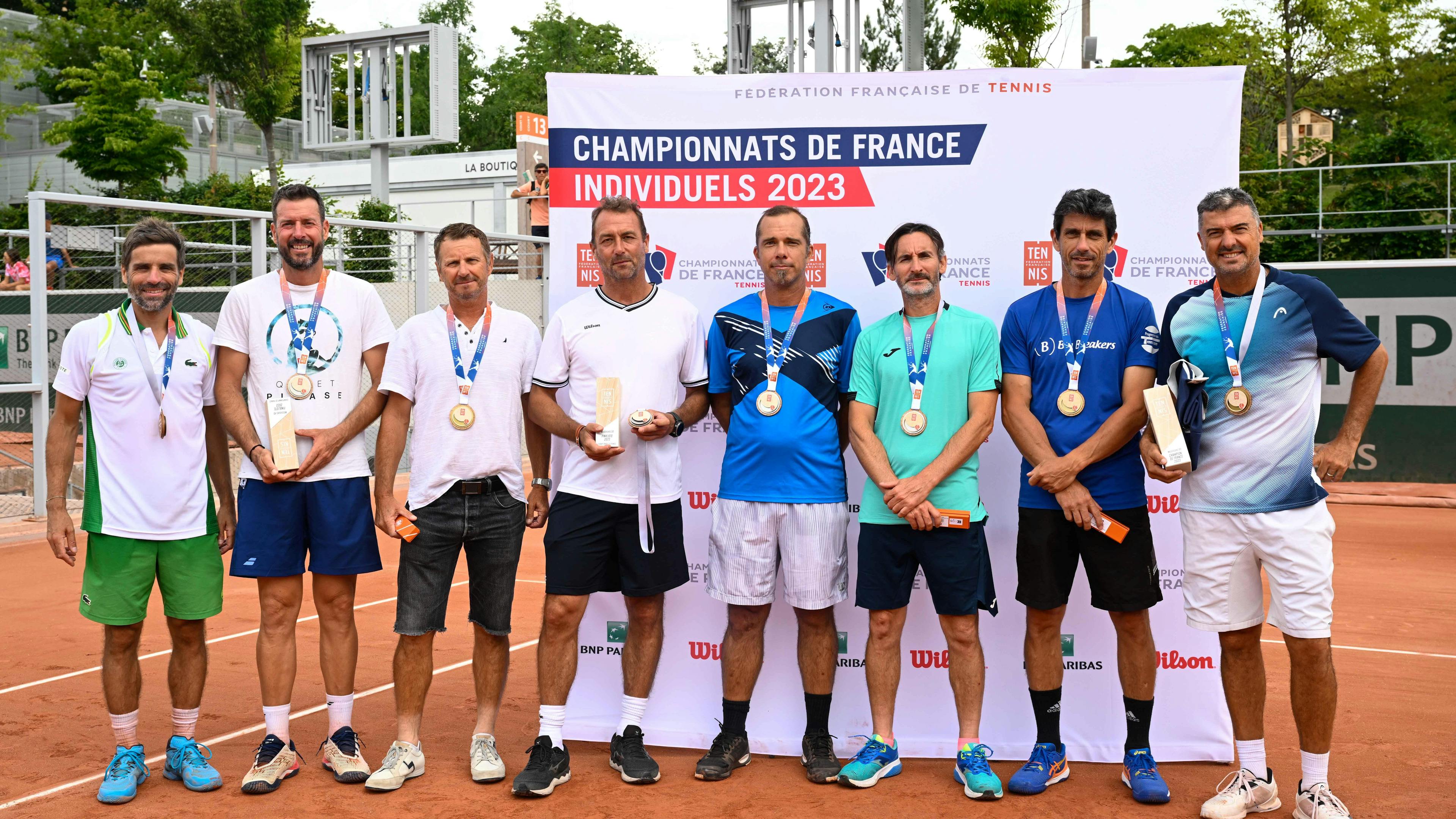 Les lauréats des finales simple et double des 45 et 50 ans messieurs, avec à gauche Arnaud Clément et à droite Benoît Hallé.