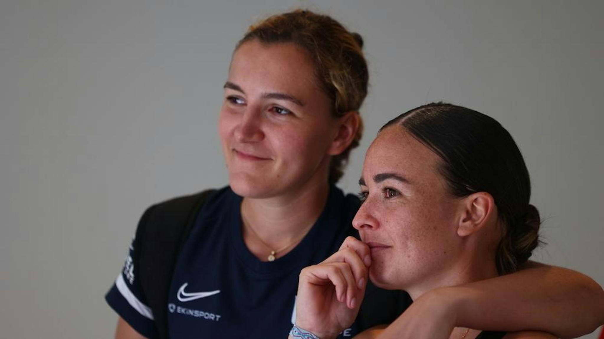 L'émotion de Wendy Barsotti et Elodie Ivernon avant d'entrer sur la piste Philippe-Chatrier.