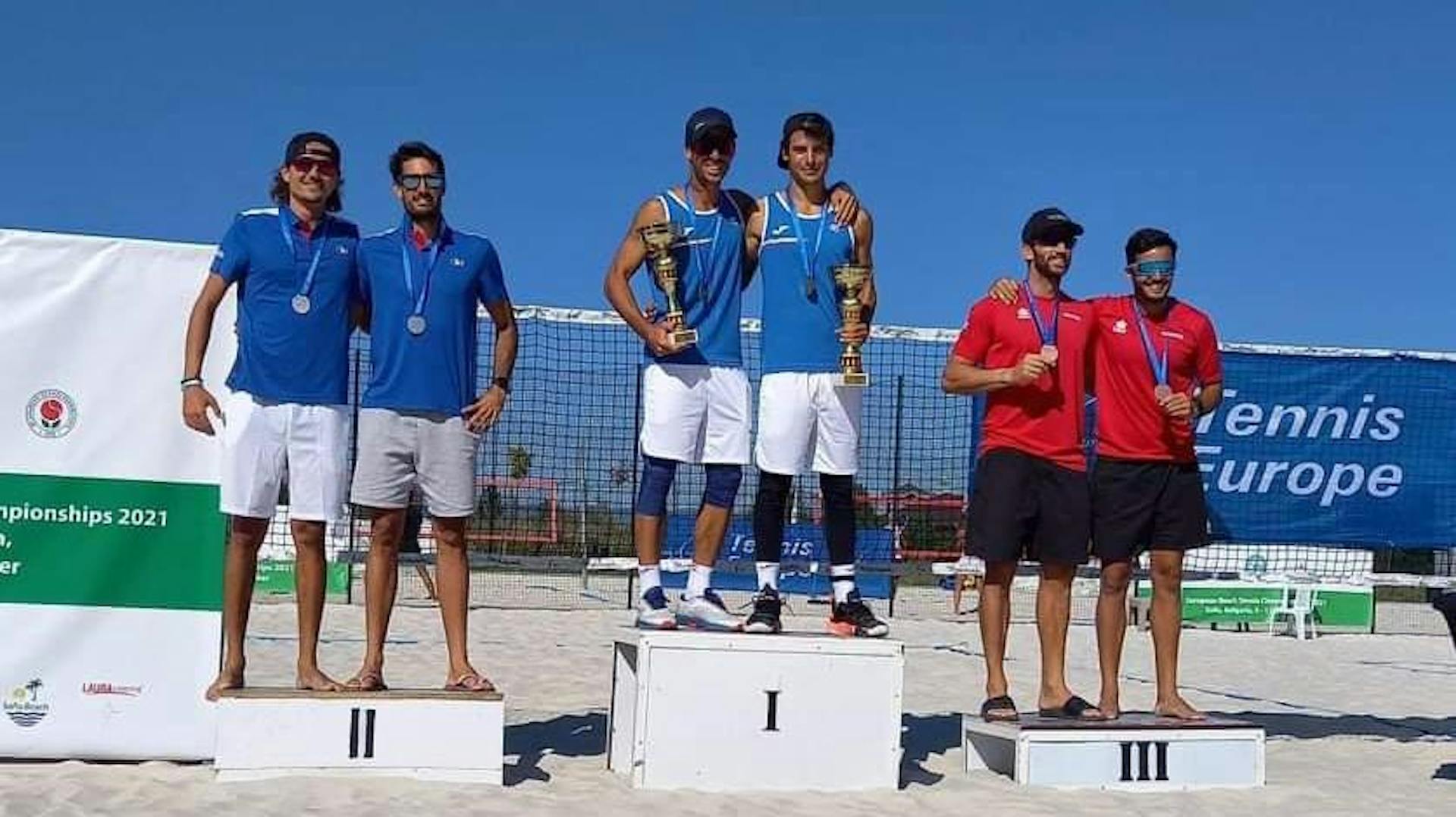 Le podium messieurs des championnats d'Europe de beach tennis 2021