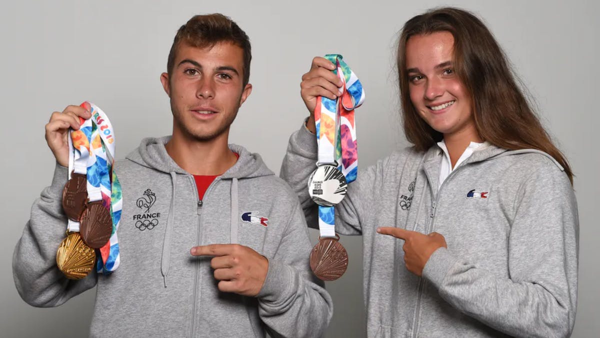 Hugo Gaston et Clara Burel après les JO de la jeunesse en 2018. Trois médailles pour l'un, deux pour l'autre.