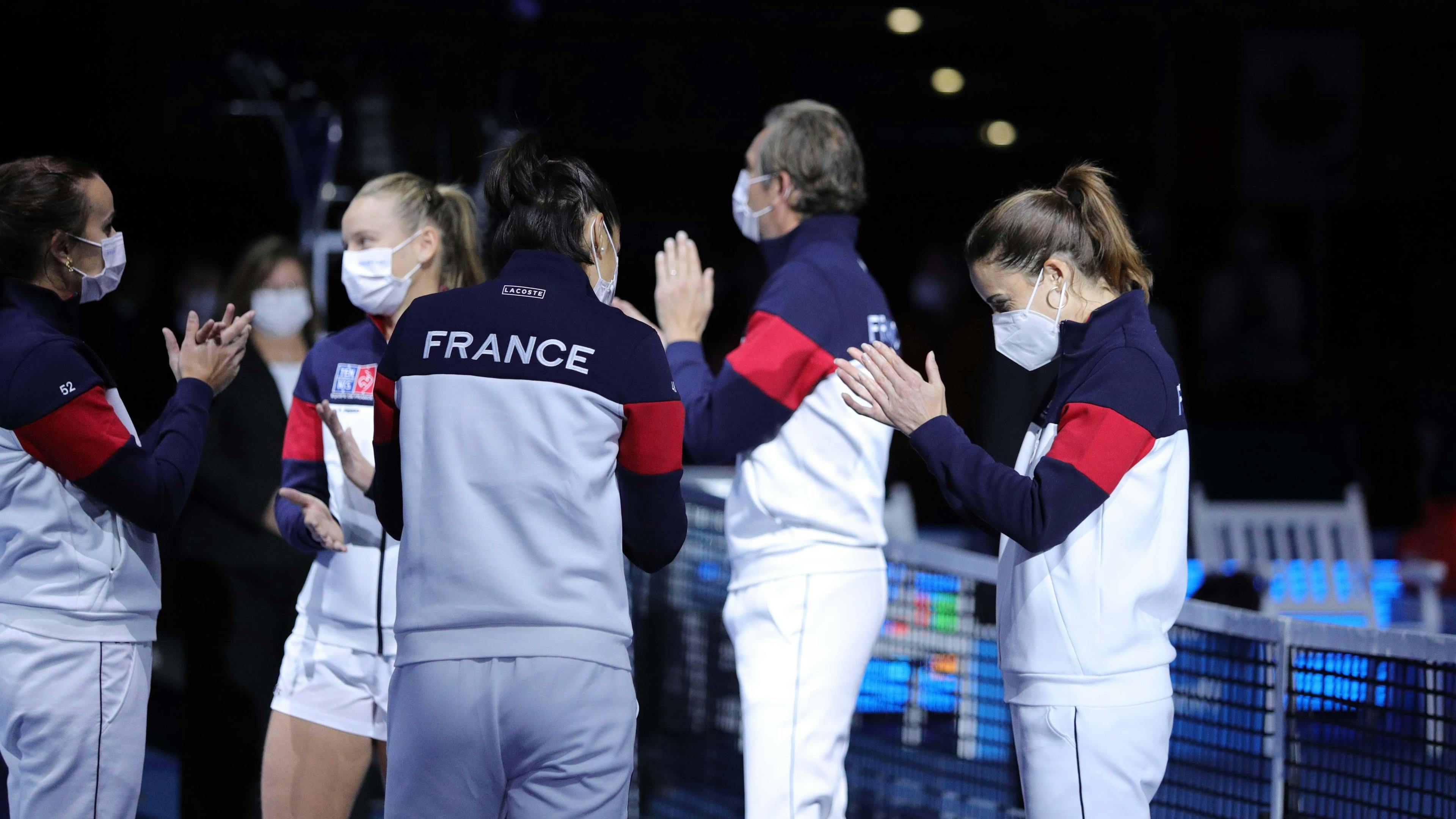 Les Bleues de l'équipe de France ont chanté puis applaudi la Marseillaise en cercle avant le début de la rencontre.