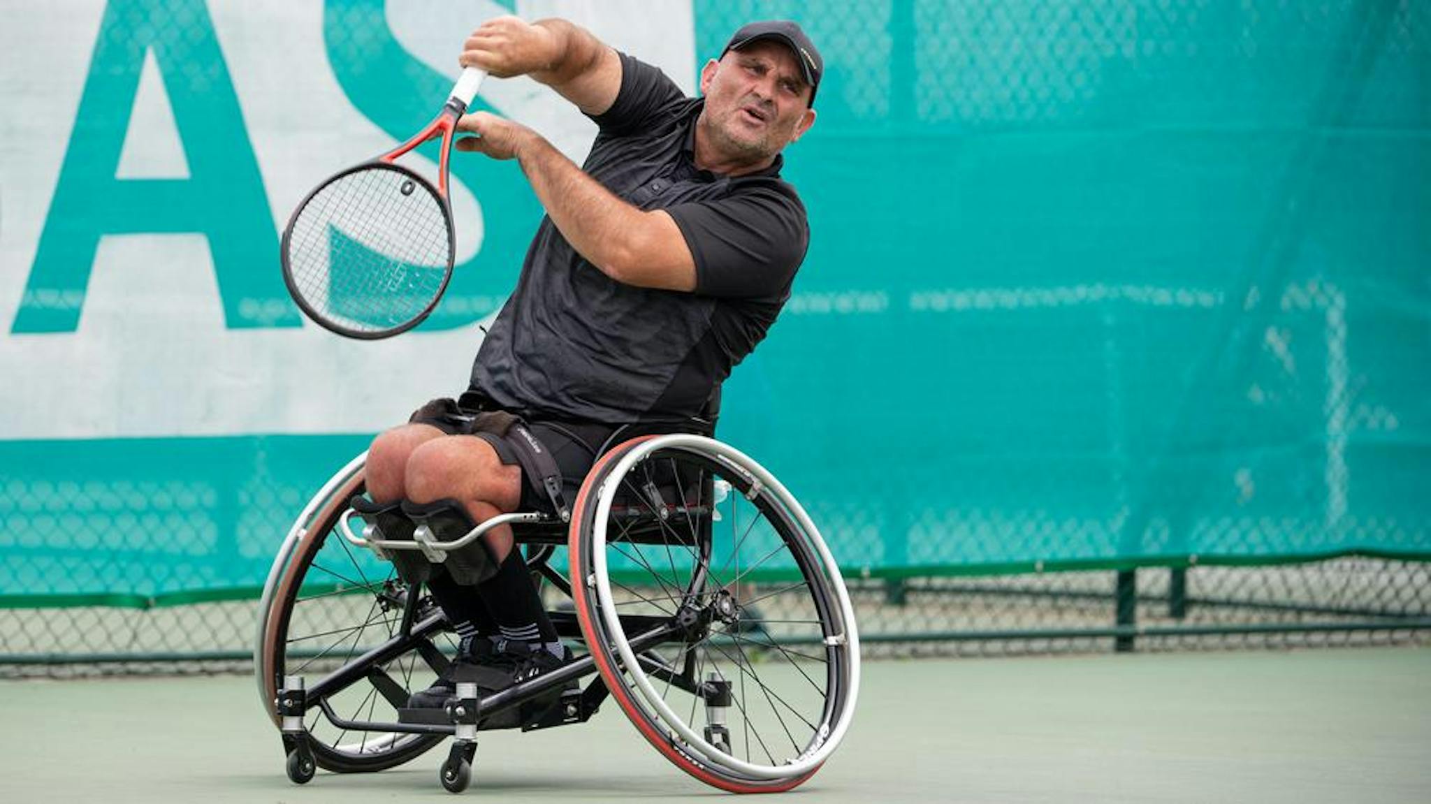 Légende vivante du tennis-fauteuil, Laurent Giammartini participait encore l'an passé aux championnats de France par équipes, à 57 ans !