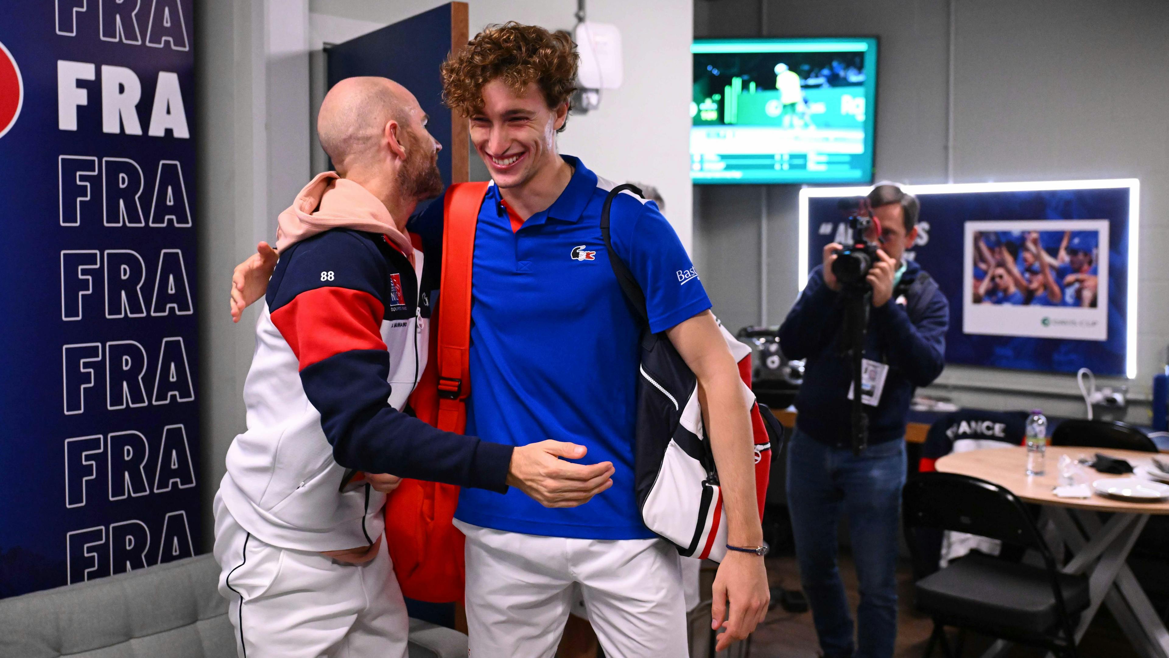 Ugo Humbert reçoit les féliciations d'Adrian Mannarino : les deux gauchers ont fait le job !