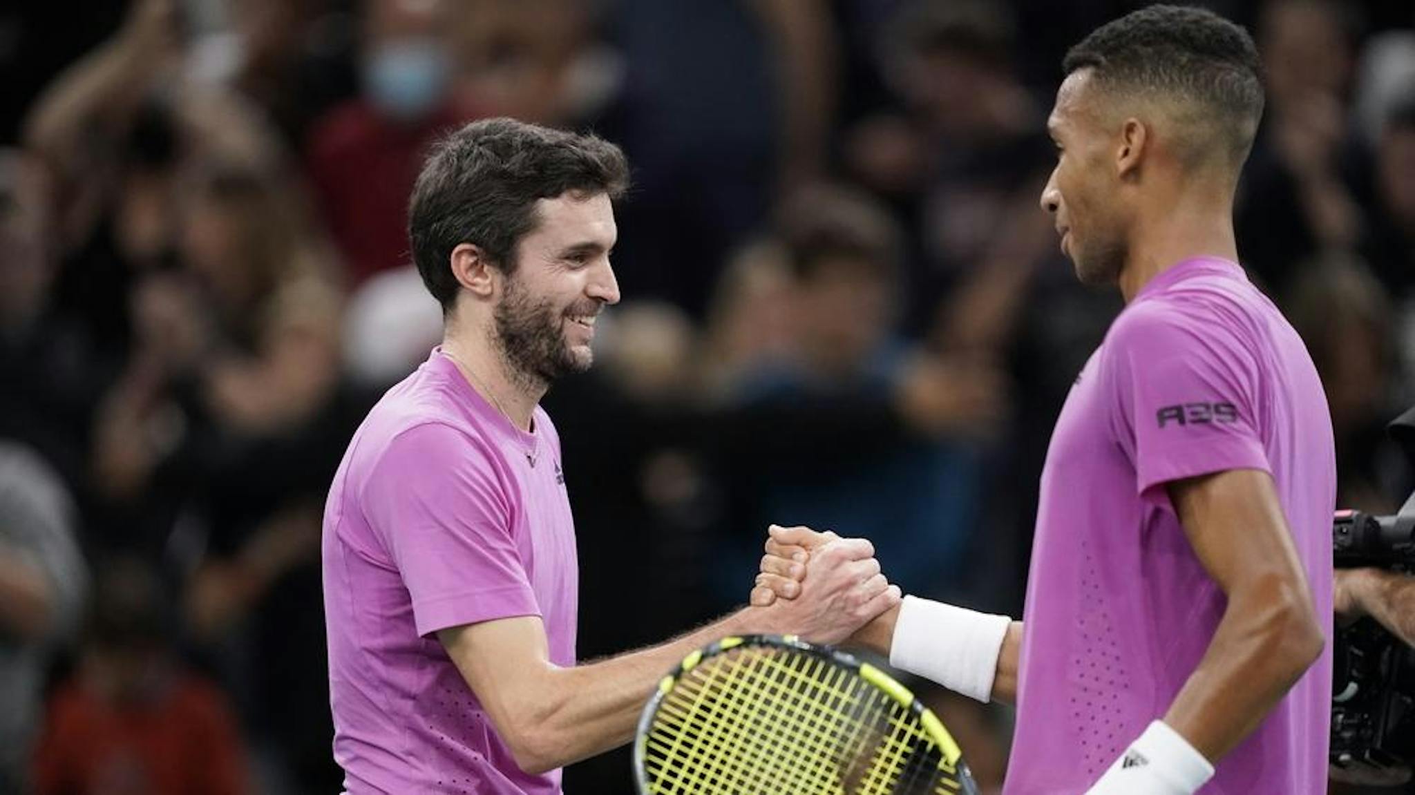 Gilles Simon et Félix Auger-Aliassime après la victoire de ce dernier au troisième tour du Rolex Paris Masters.