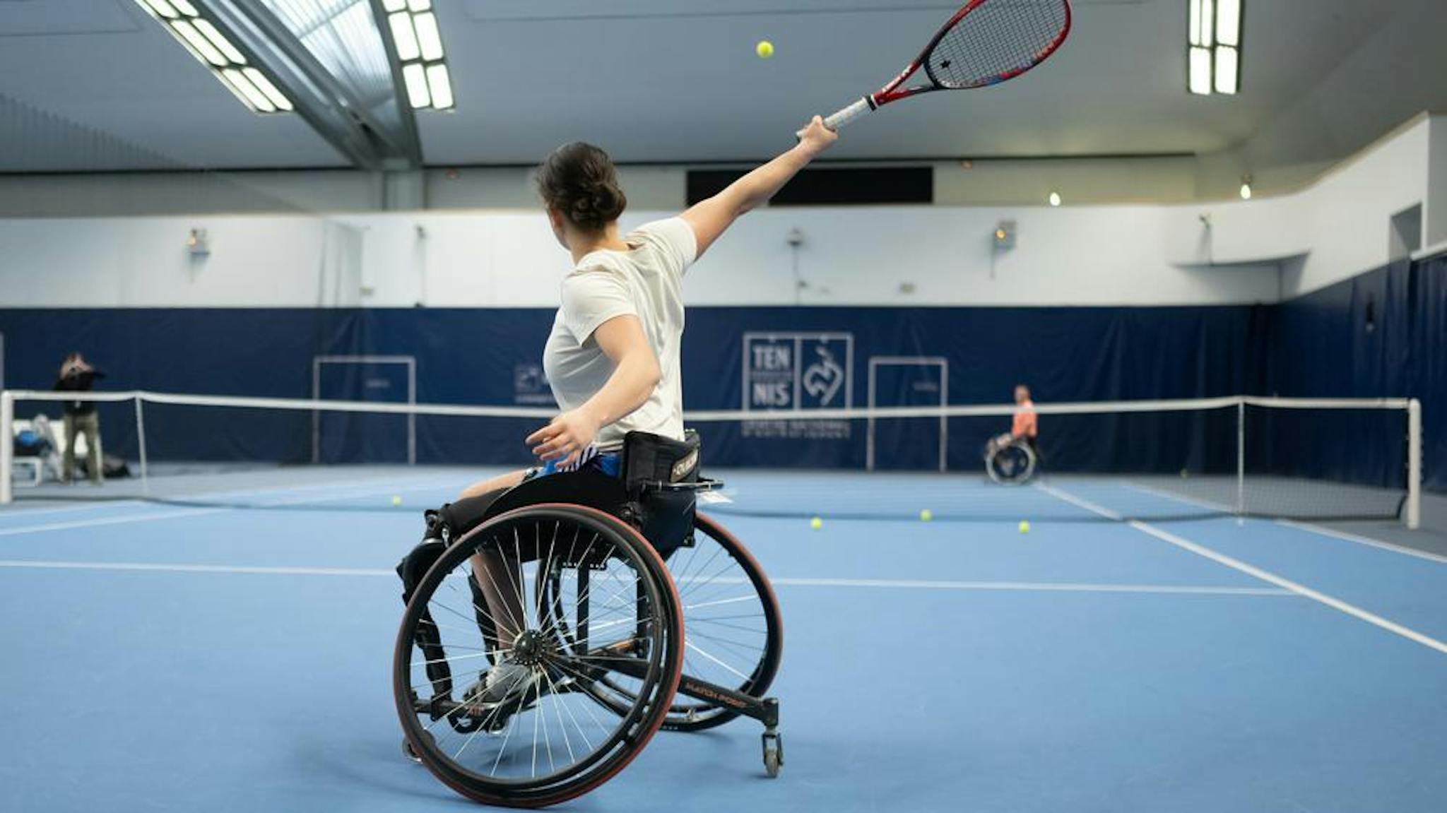 Le retour de service est l'un des coups clés au tennis-fauteuil.