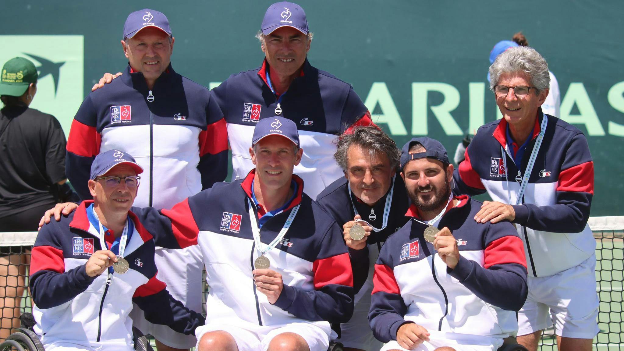 Les joueurs et l'encadrement de l'équipe de France masculine savourent cette médaille de bronze !