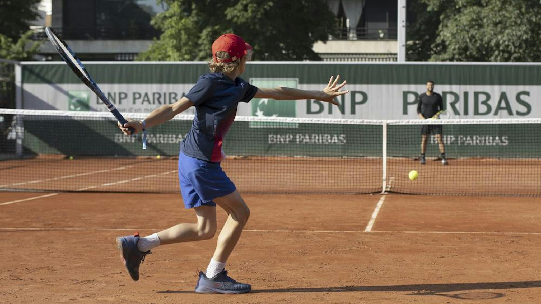 A classement égal, l'adulte possède a priori l'avantage sur l'enfant.