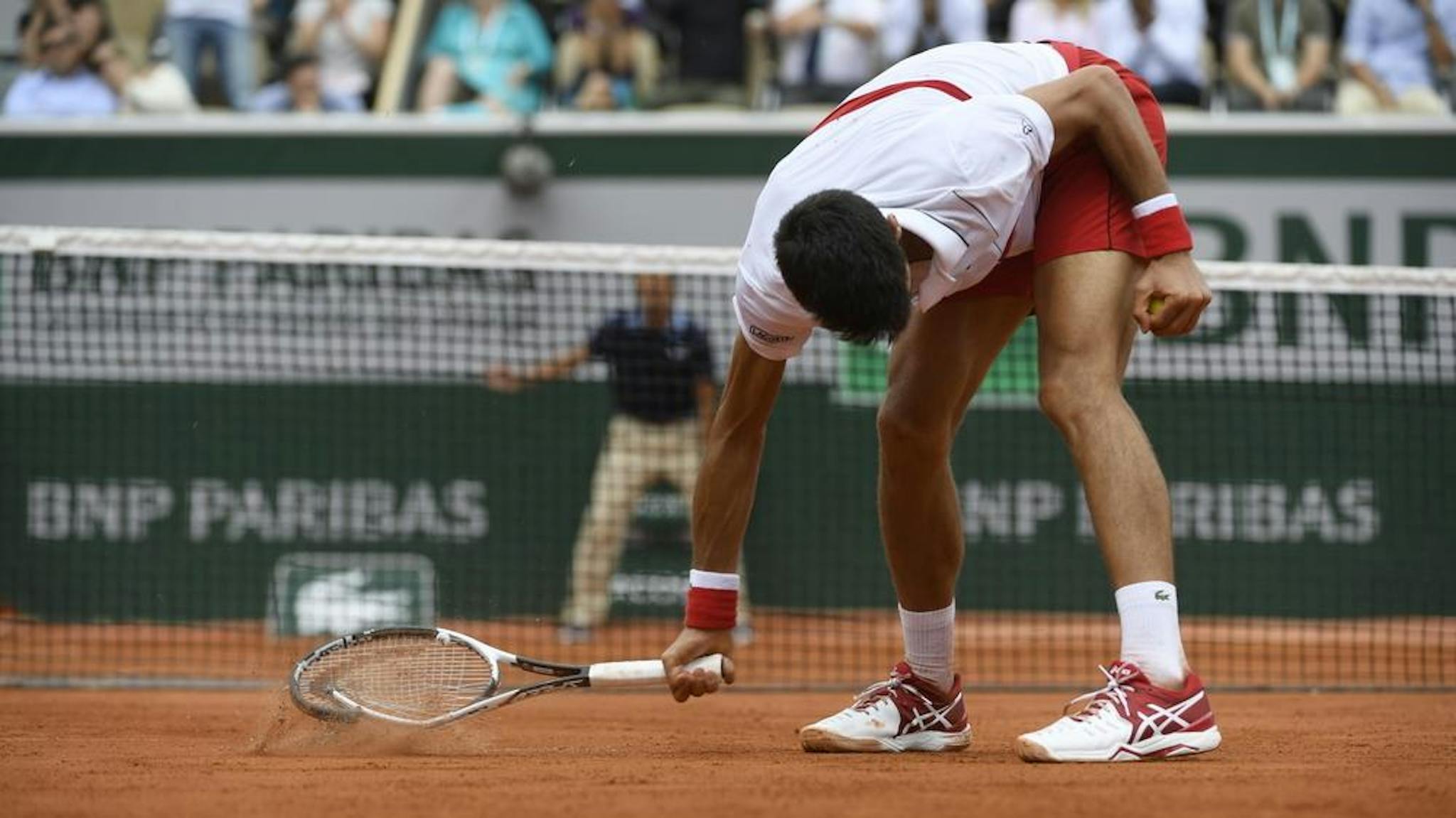 Même les grands champions s'énervent parfois... N'est-ce pas Novak Djokovic !