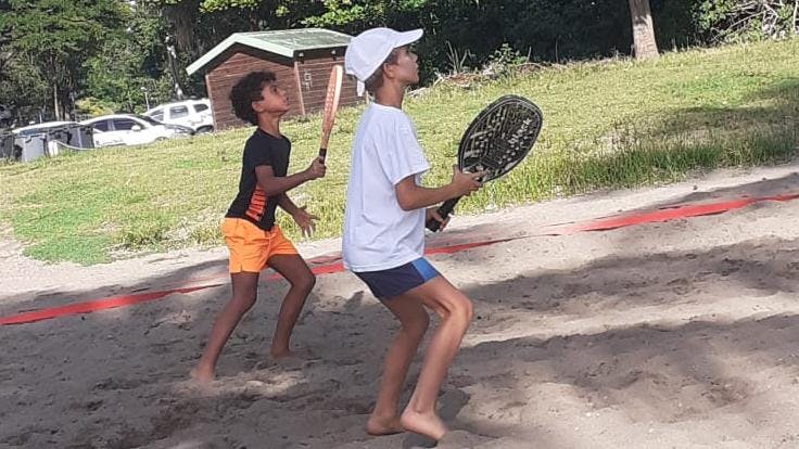 Les enfants occupent souvent le terrain au Beach Tennis Martinique !
