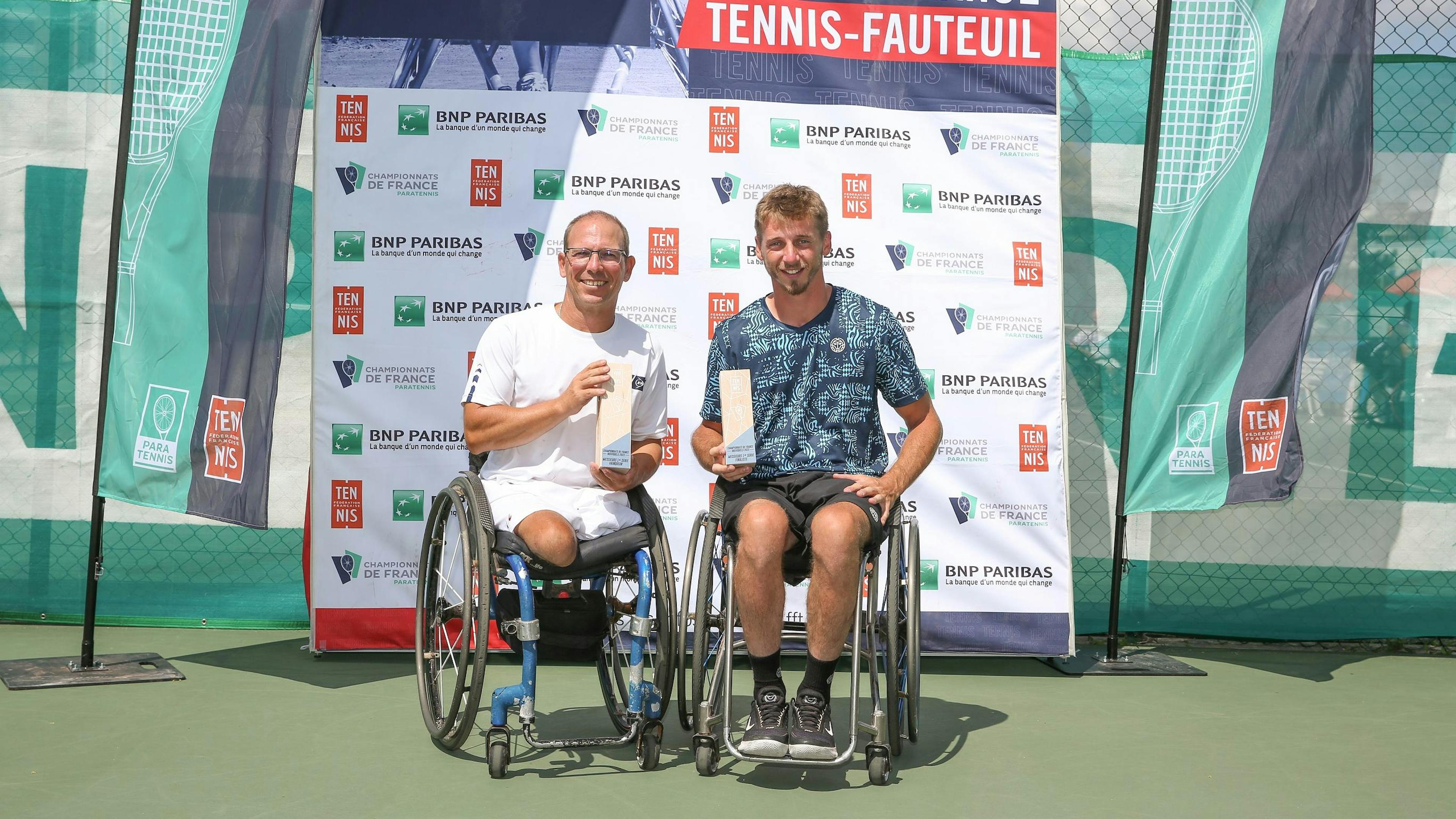 Les deux finalistes et leur trophée.