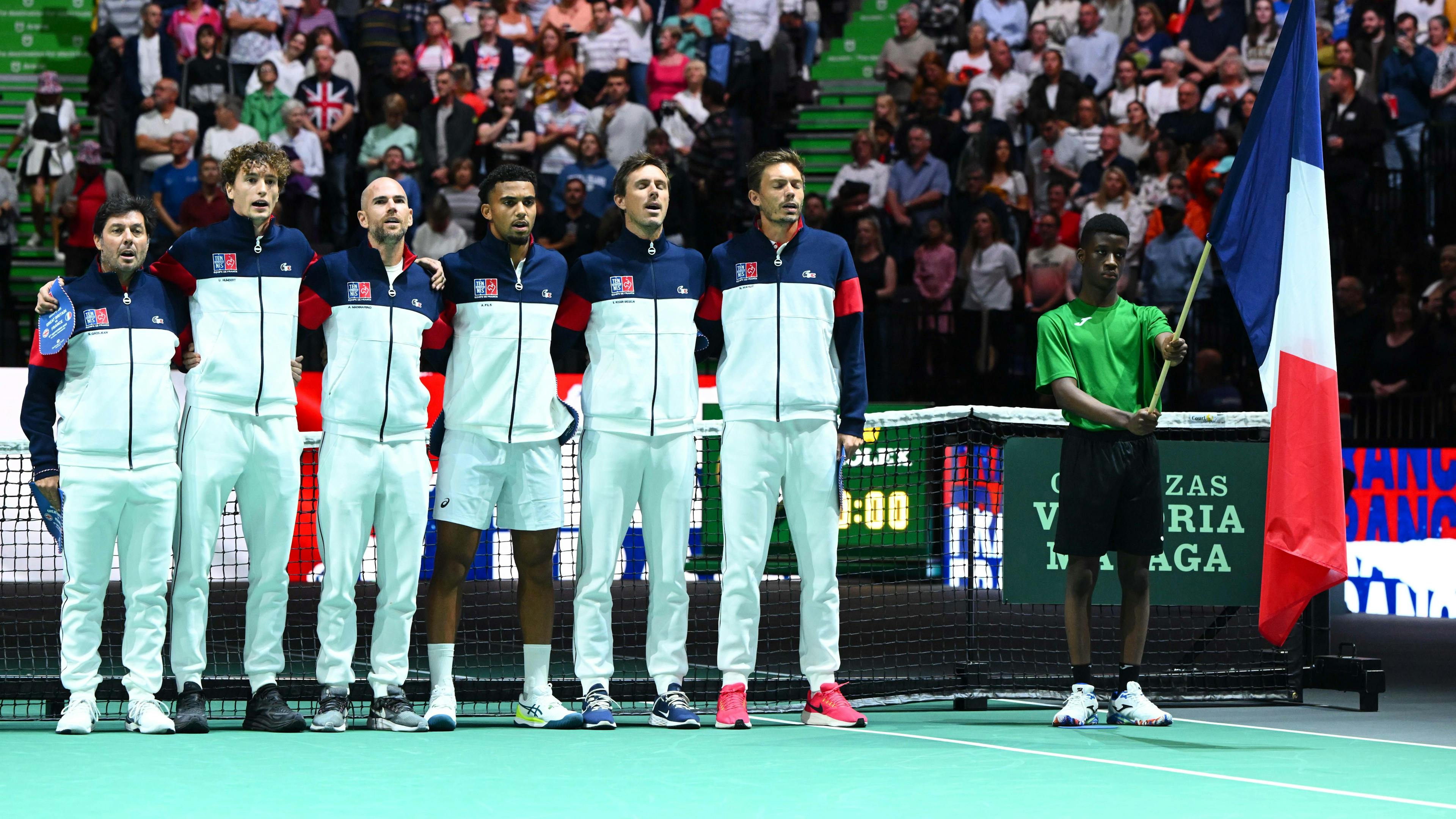 Les Bleus au moment des hymnes.