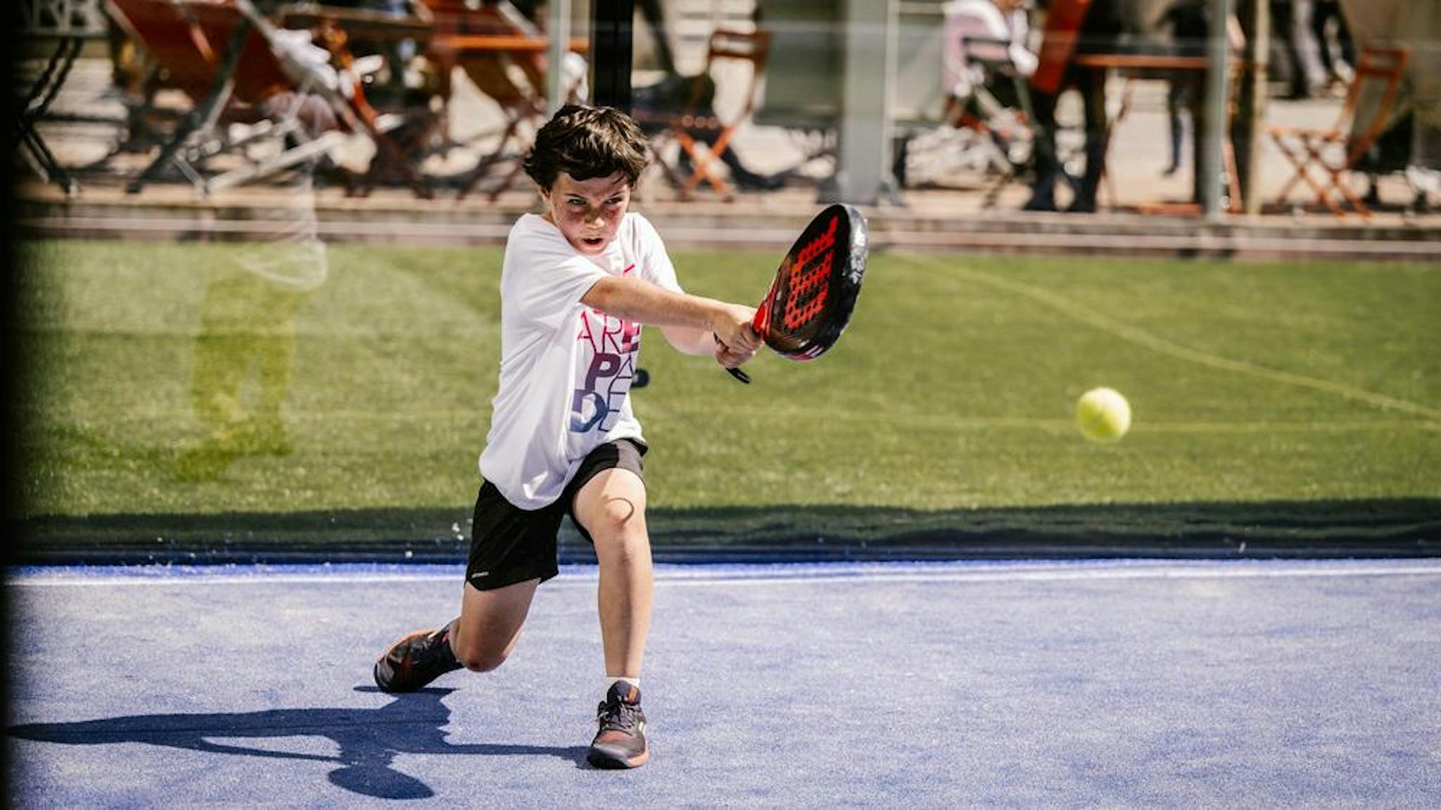 A la découverte du padel au sein du Stade Roland-Garros.