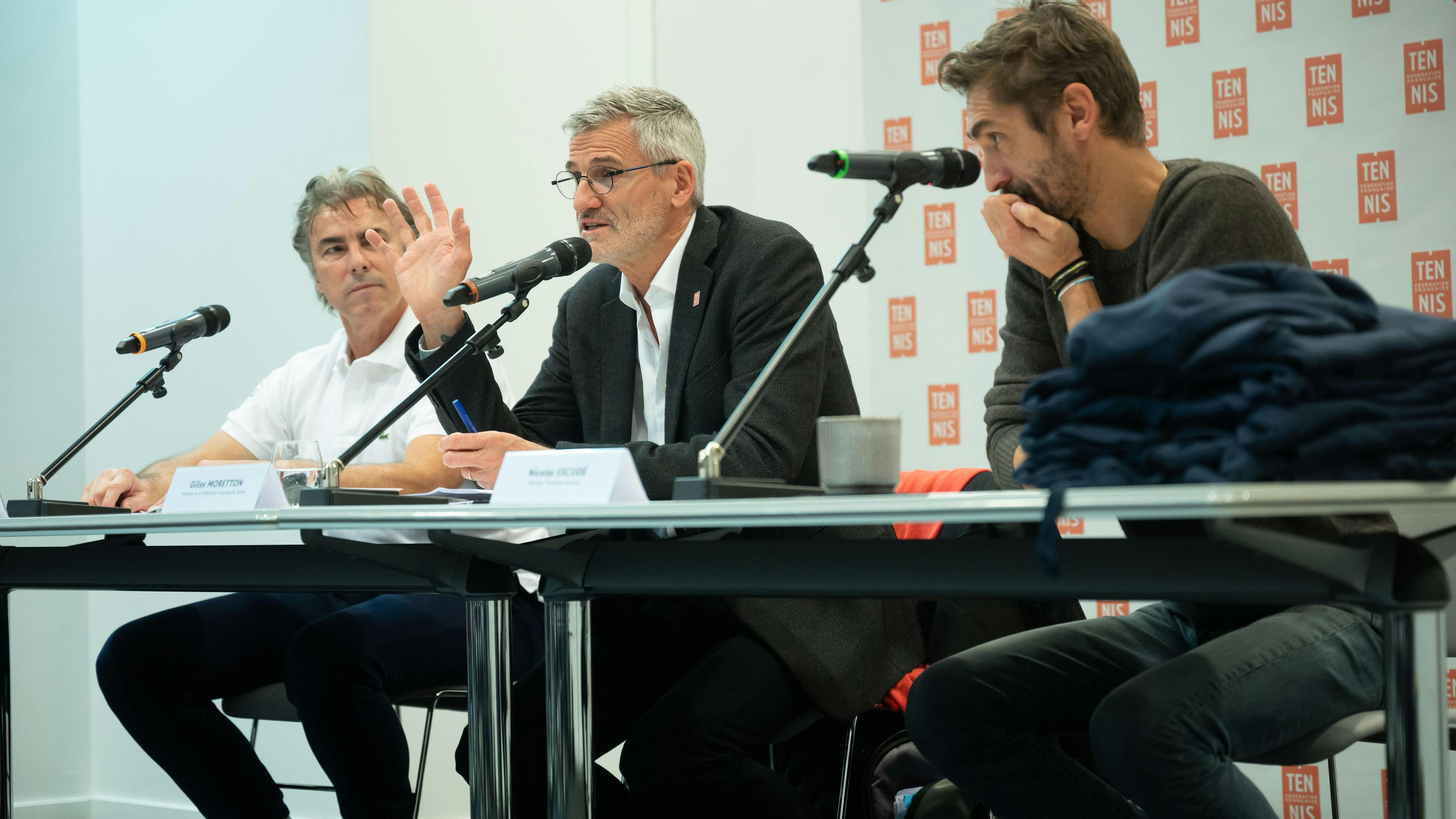 De g. à d., Jean-Philippe Fleurian, le responsable du paratennis à la FFT, le président Gilles Moretton et le Directeur technique national Nicolas Escudé.