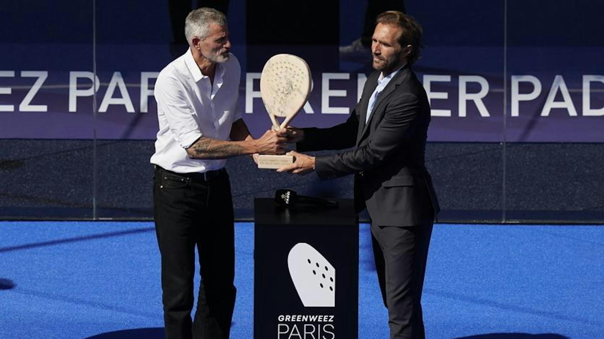 Le président de la FFT Gilles Moretton et Arnaud Di Pasquale avec le trophée du Greenweez Paris Premier Padel Major.