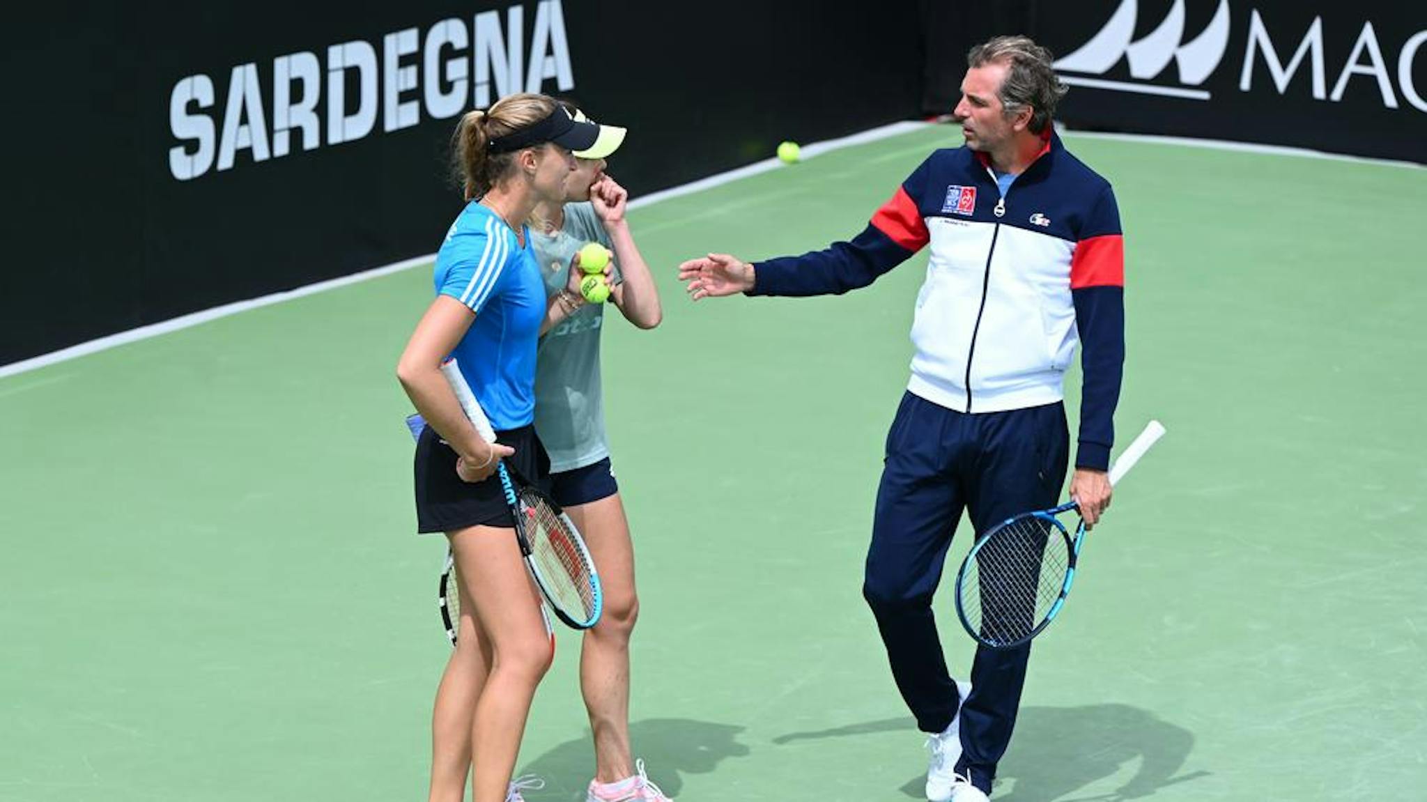 Julien Benneteau à l'entraînement avec Kristina Mladenovic et Alizé Cornet lors de la rencontre face à l'Italie en avril dernier.