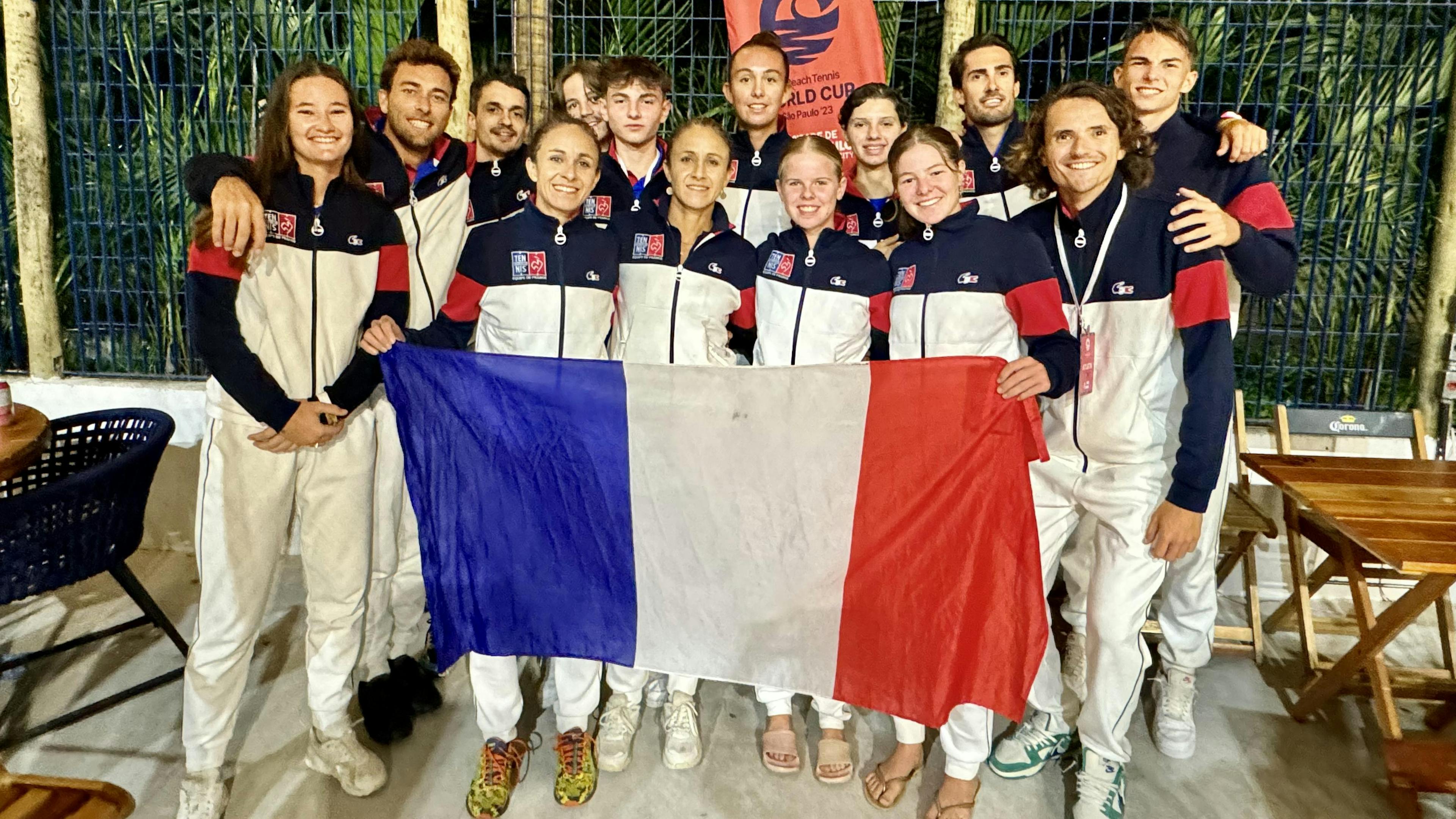 Une équipe de France unie derrière le drapeau.
