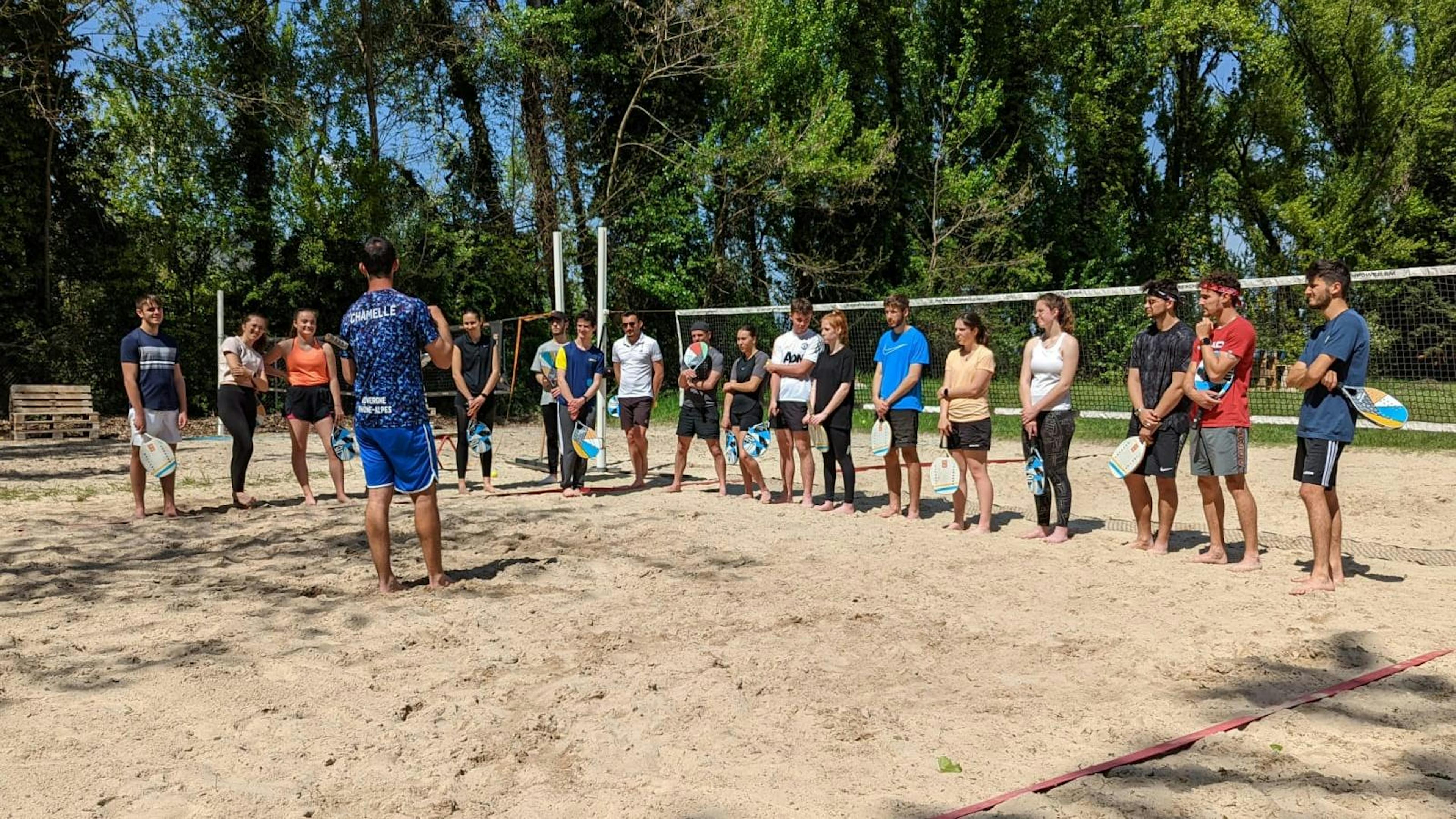 Des étudiants en Staps à Valence découvrent le Beach tennis avec les formateurs de la ligue.