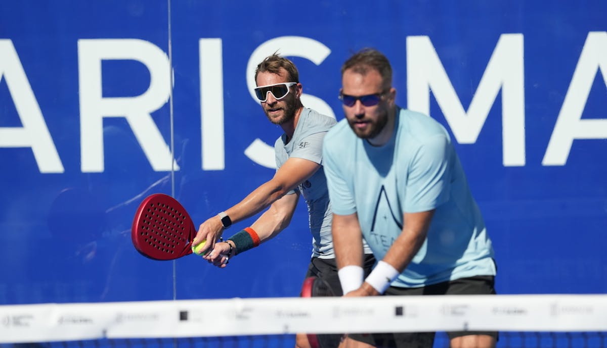 Jérôme Inzerillo, ici au service avec son partenaire Adrien Maigret, a été champion de France dans les jeunes catégories de tennis avant d'atteindre le haut niveau au padel.