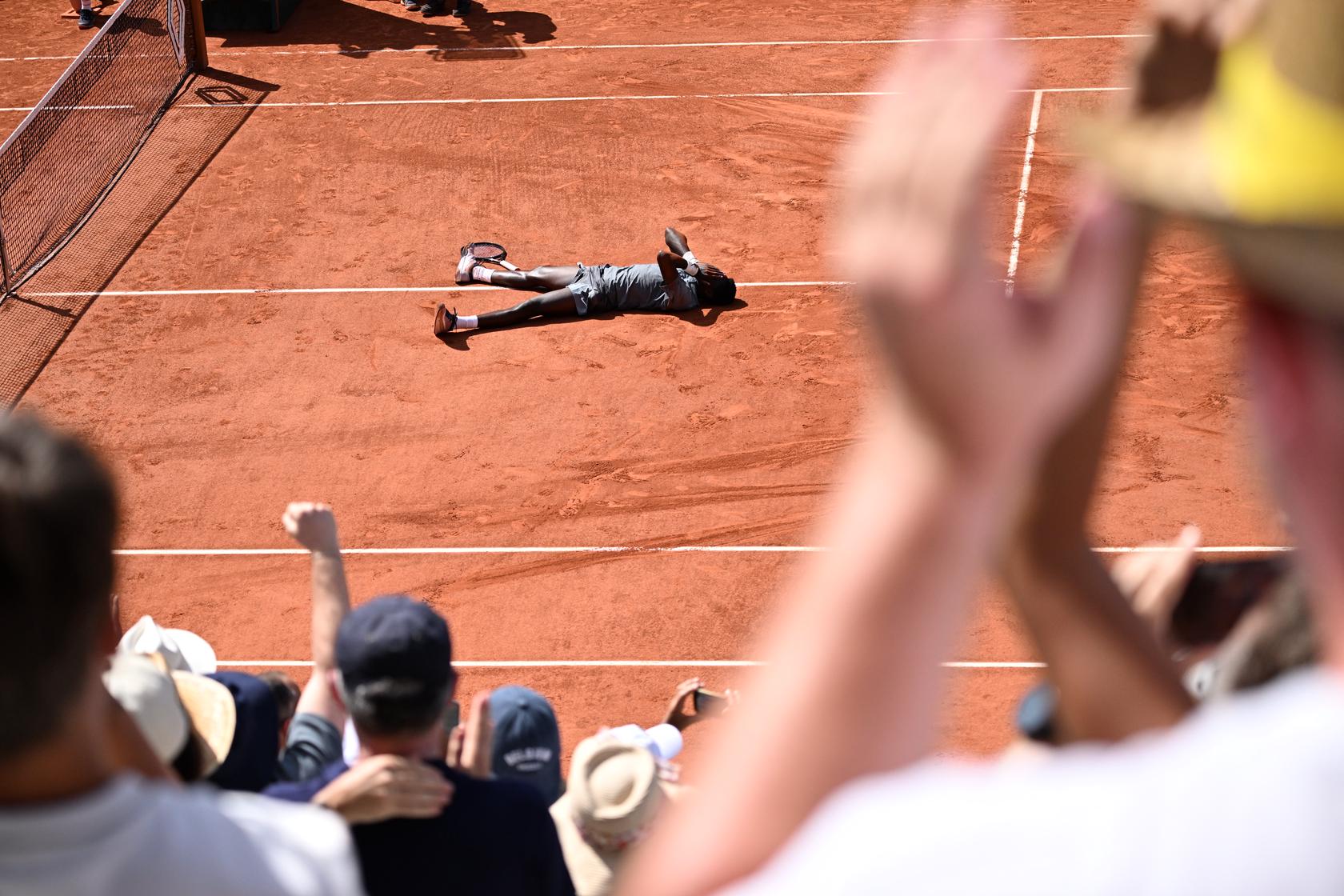 Moïse Kouamé salué par le public de Roland-Garros
