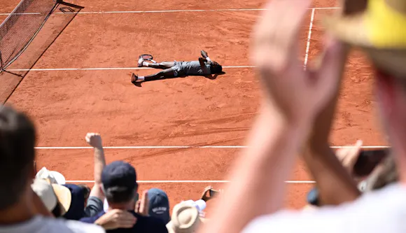 Moïse Kouamé salué par le public de Roland-Garros