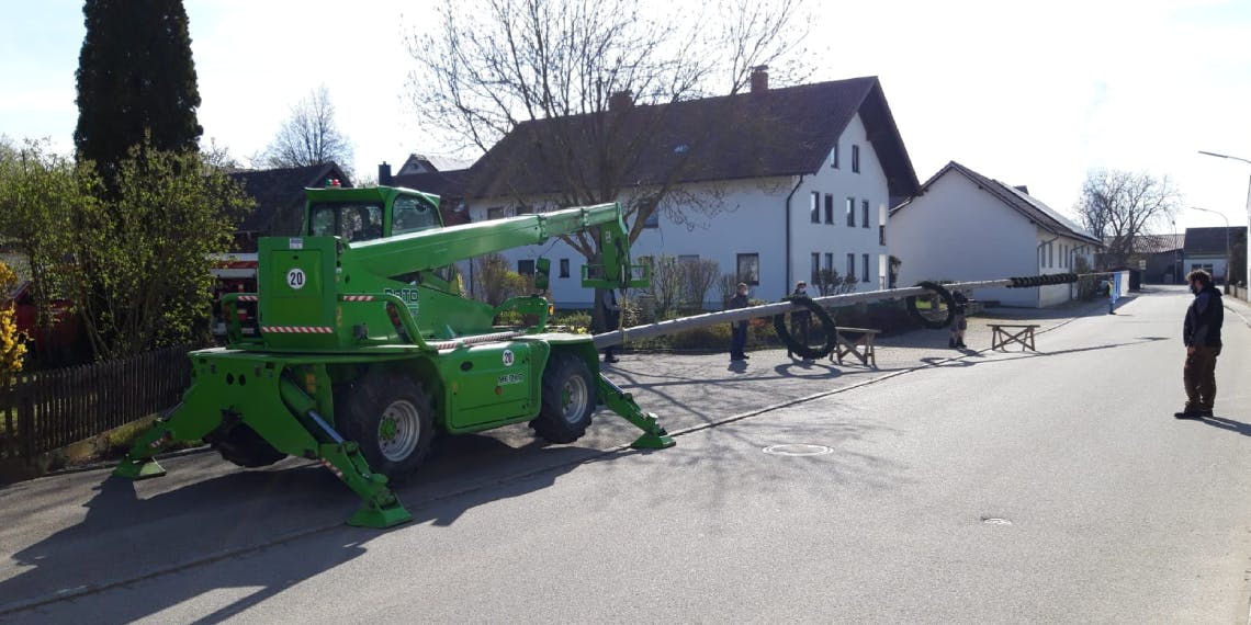 Maibaum wird umgelegt