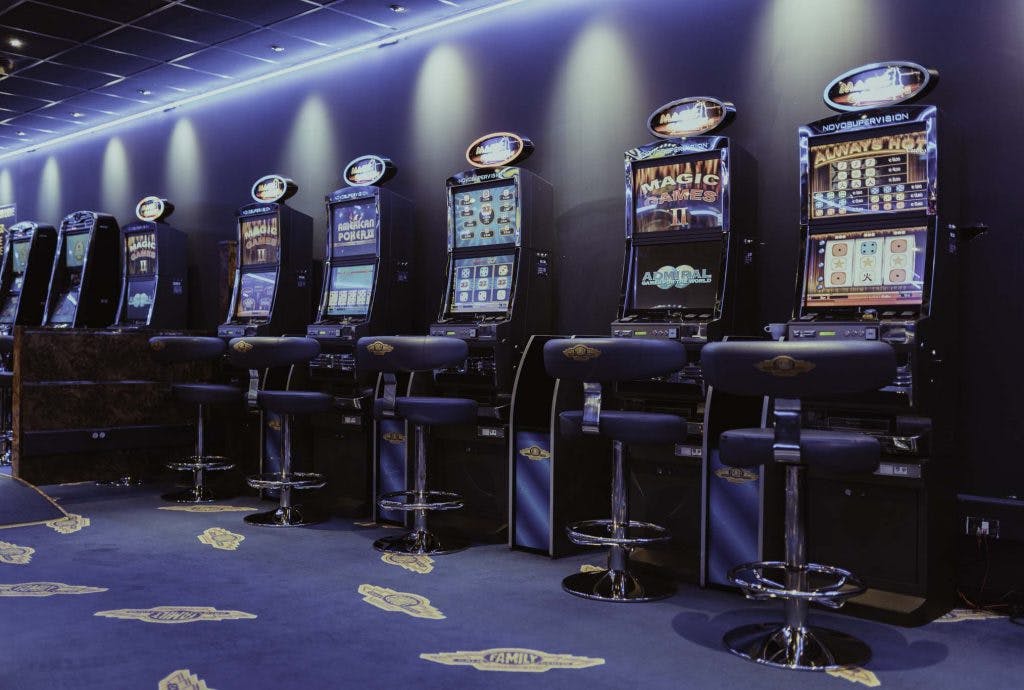 Machines à sous dans la salle de jeux Family Game Center d'Aquillies