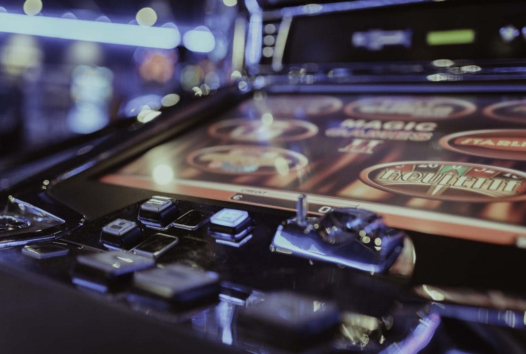 Commandes d'une machine à sous au Family Game Center d'Asquillies