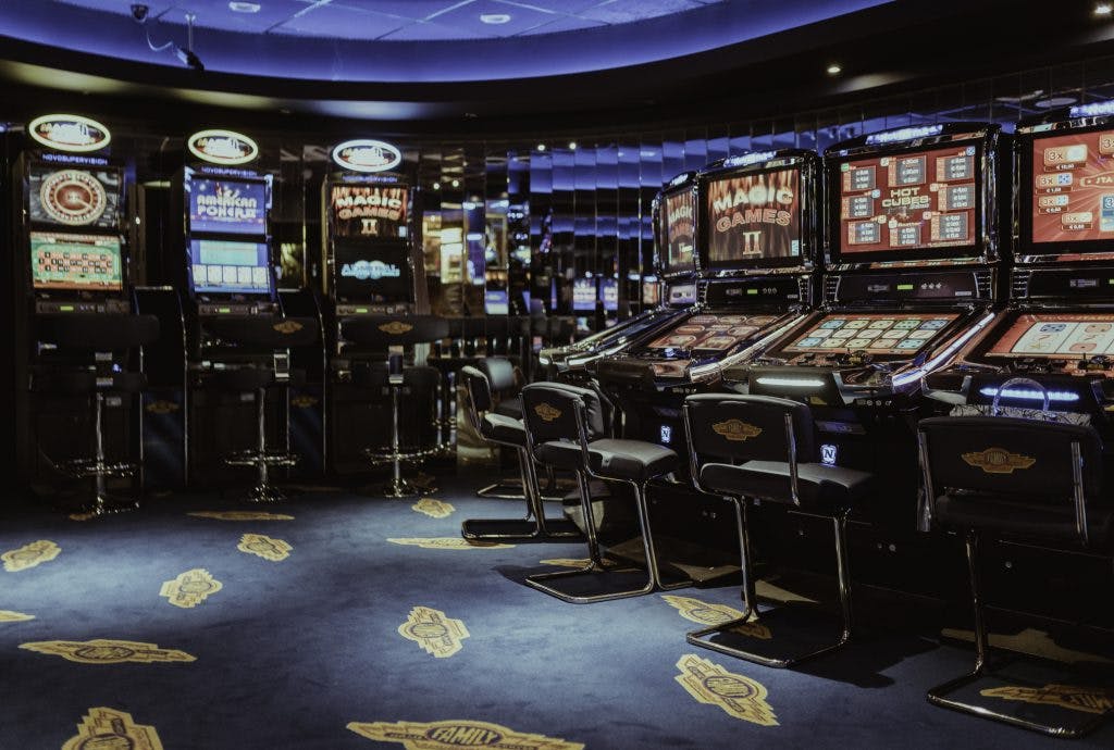 Ruimte met slotmachines in het Family Game Center van Quiévrain