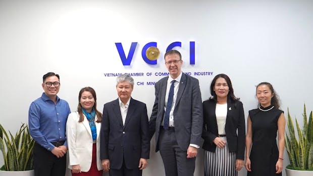 From left to right: VCCI International Relations Department, Mr Ho Ngoc Vinh; VLA Head of Legal Advisory Division, Ms Nguyen Thi Hong Ngan VCCI Vice President, Vo Tan Thanh; FIATA Director General, Stéphane Graber; VLA Vice President, Cindy Vo; FIATA Events and Administration Officer, Yue Wang.