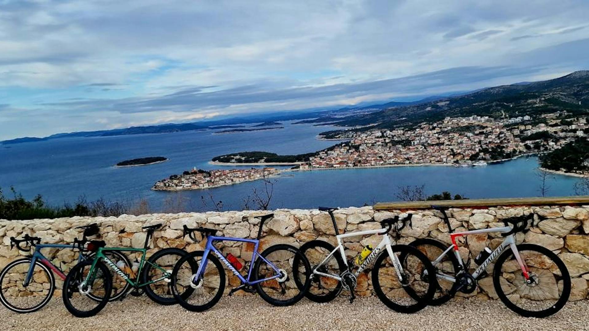 Racefietsen met uitzicht over een kroatiësche stad