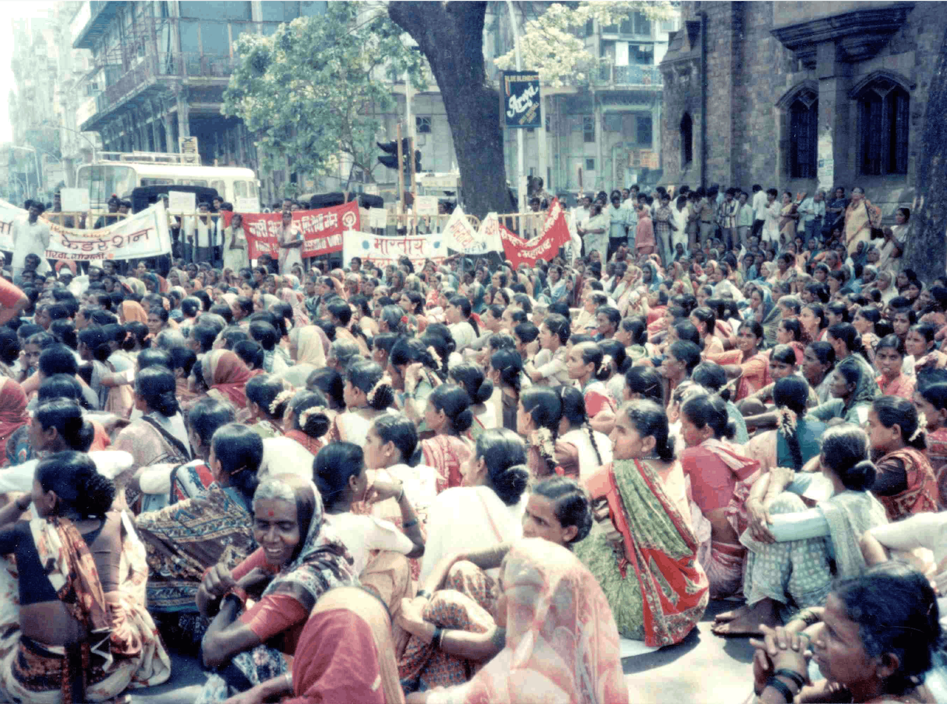 A public meeting to demand reopening of the Mathura case, in Mumbai’s Kala Ghoda area in March 1980. Credit: Vibhuti Patel