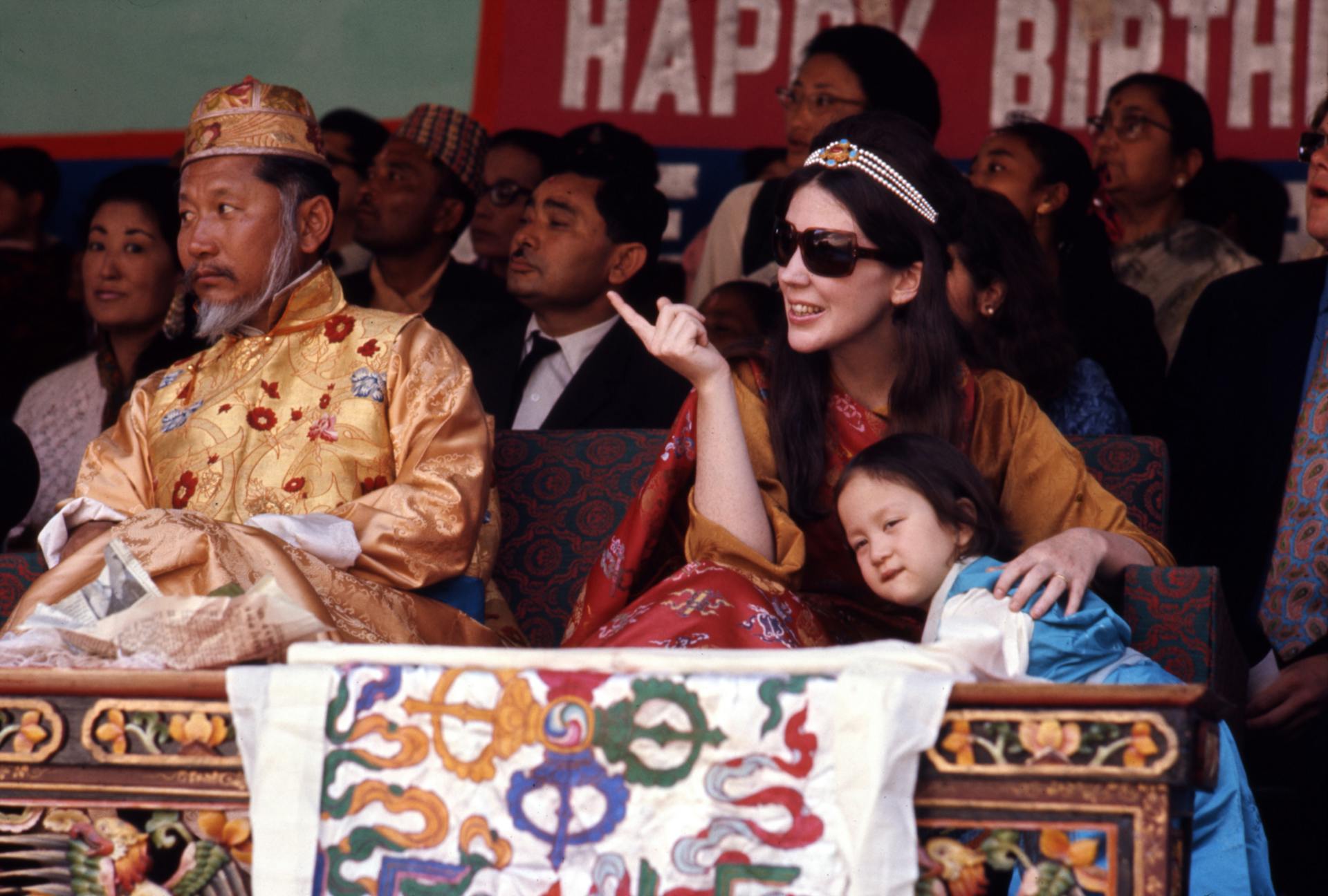 Thondup Namgyal, Hope Cooke and their daughter Hope Leezum at the birthday celebrations of the Chogyal in 1971. Picture credit: Wikimedia Commons 