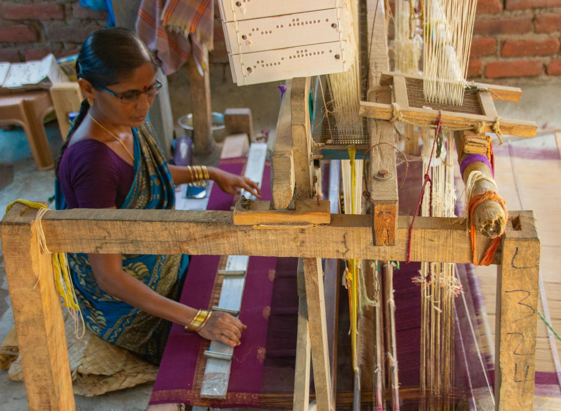 Durga Mahalakshmi weaves a kalamkari sari in Kappaladoddi. Photo by Justin Nisly