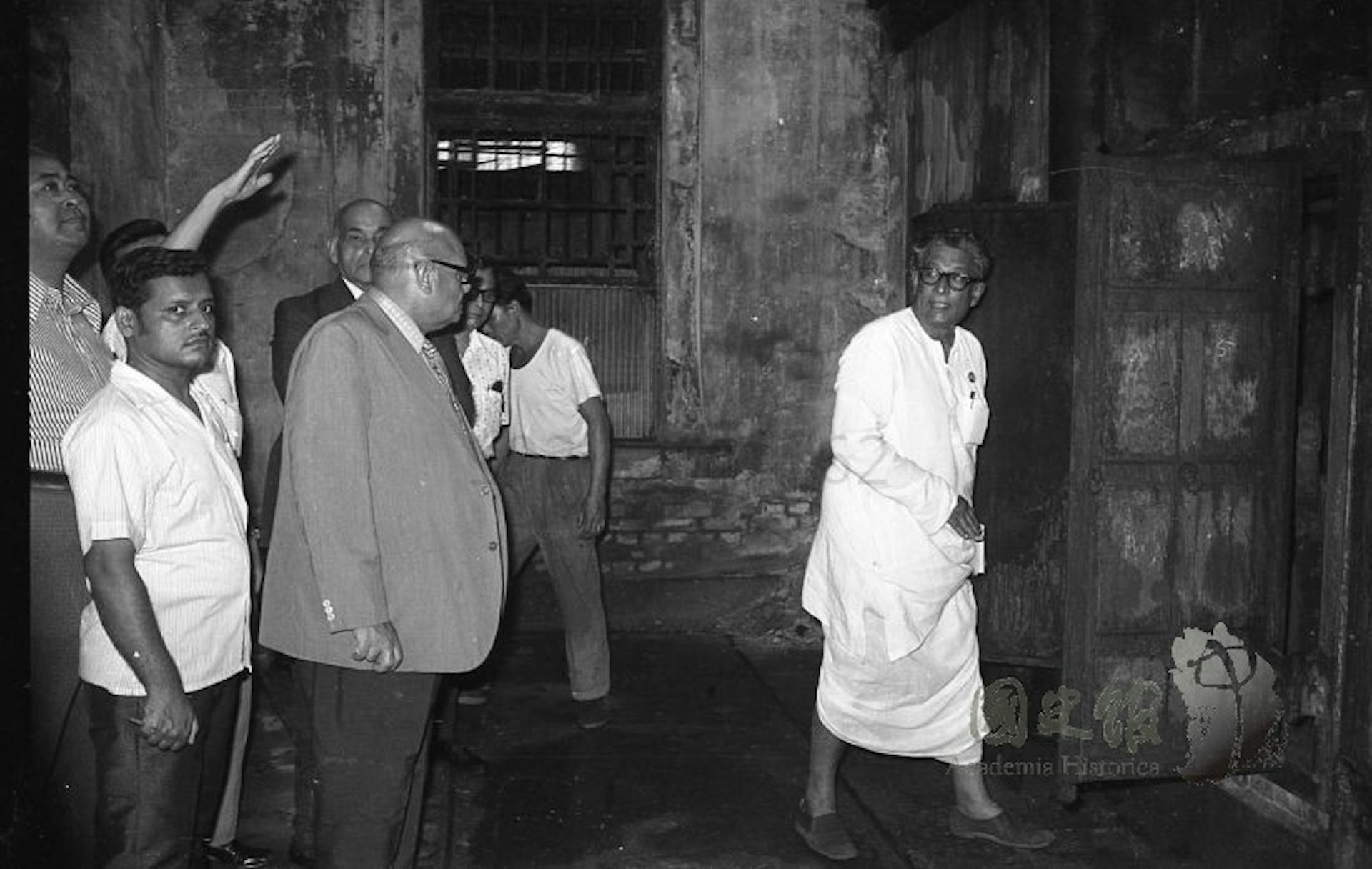 The inquiry party at the crematorium on Xinsheng North Road, where Bose was cremated. Samar Guha is in the white dhoti and kurta, July 1973. Credit: Academia Historica