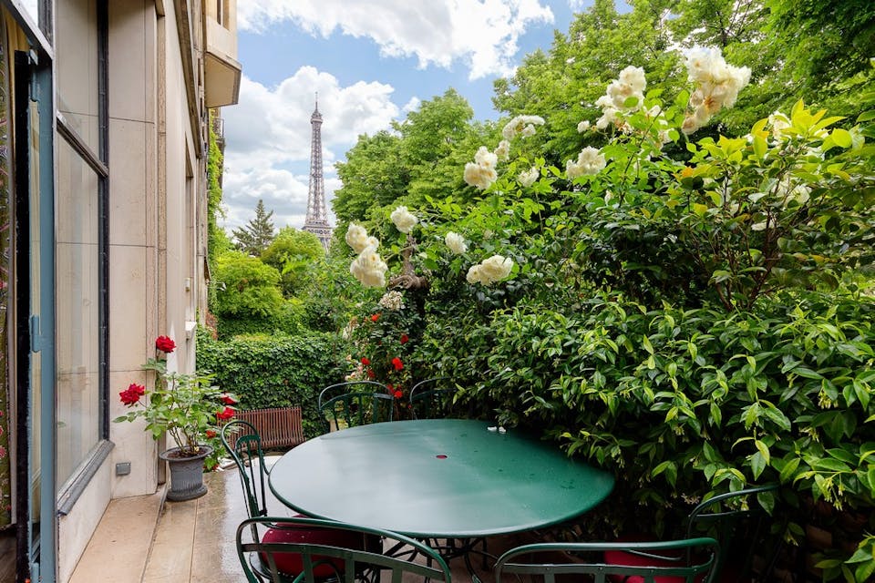 A Paris, les prix de l’immobilier devraient résister, selon les notaires 