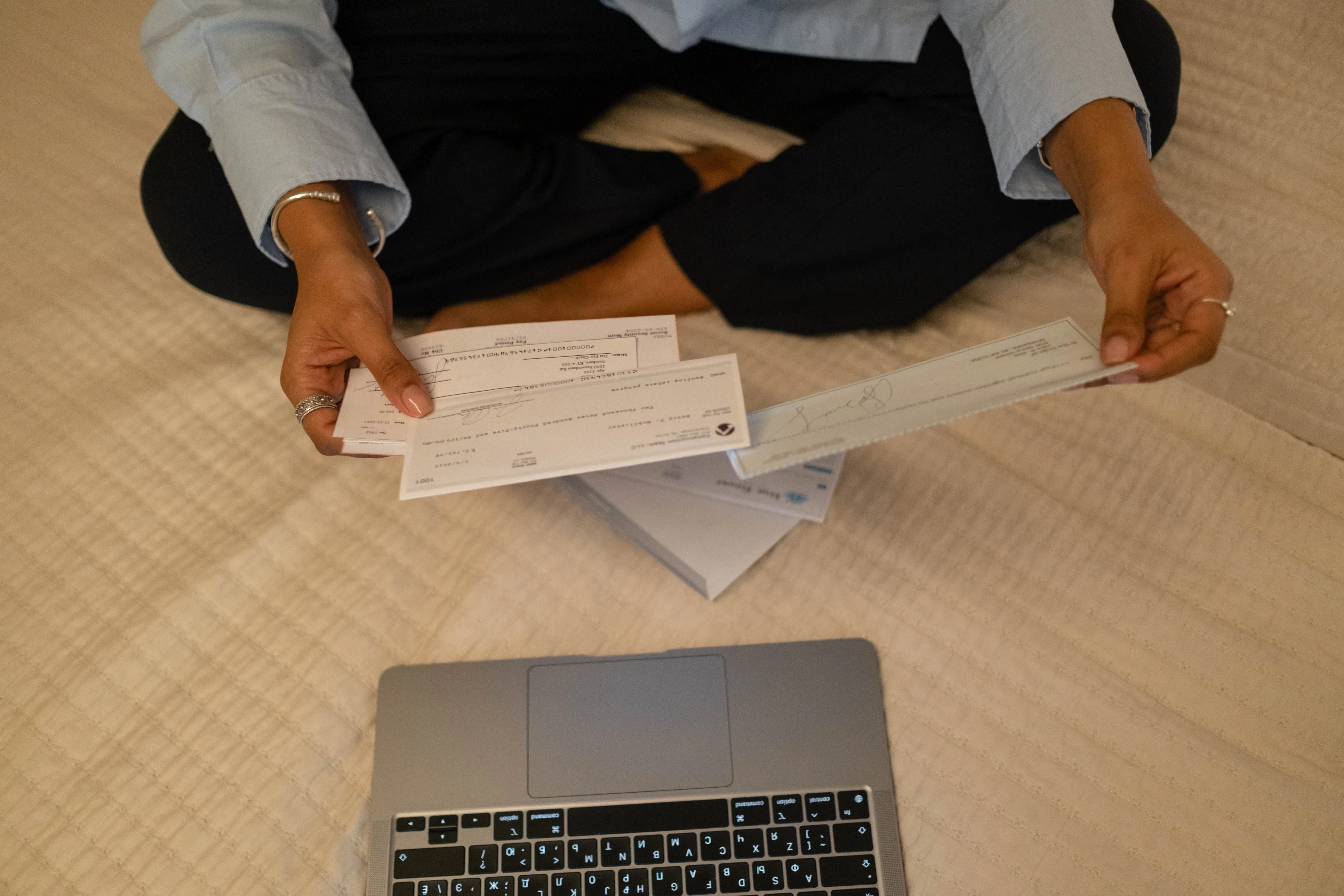 mulher com cheques e computador