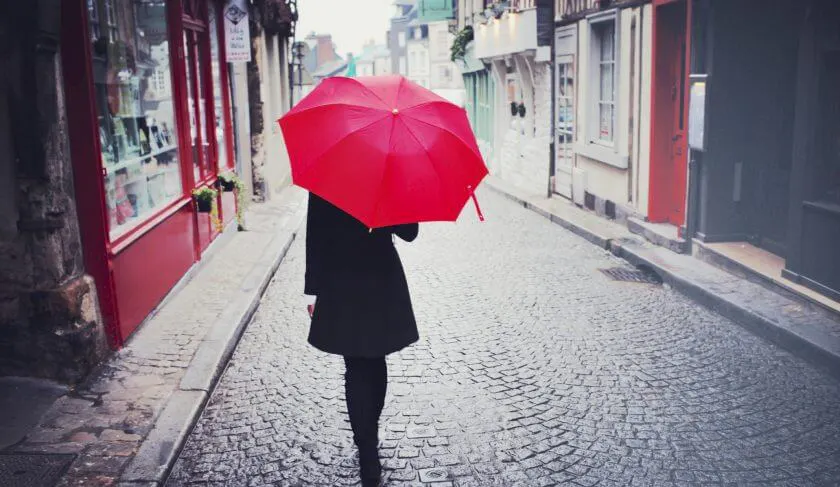 mulher a caminhar com guarda-chuva