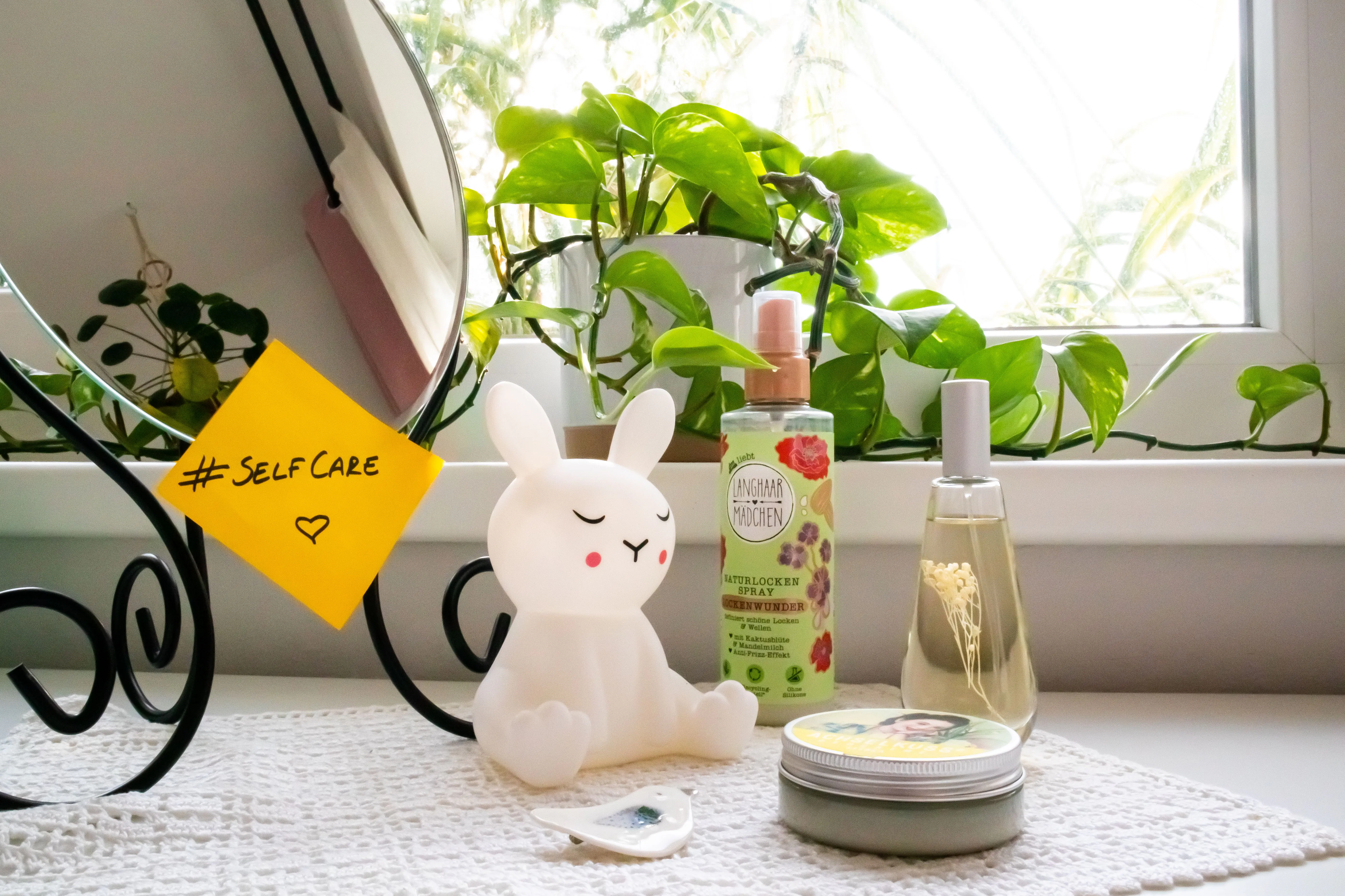 prateleira com produtos de beleza e espelho