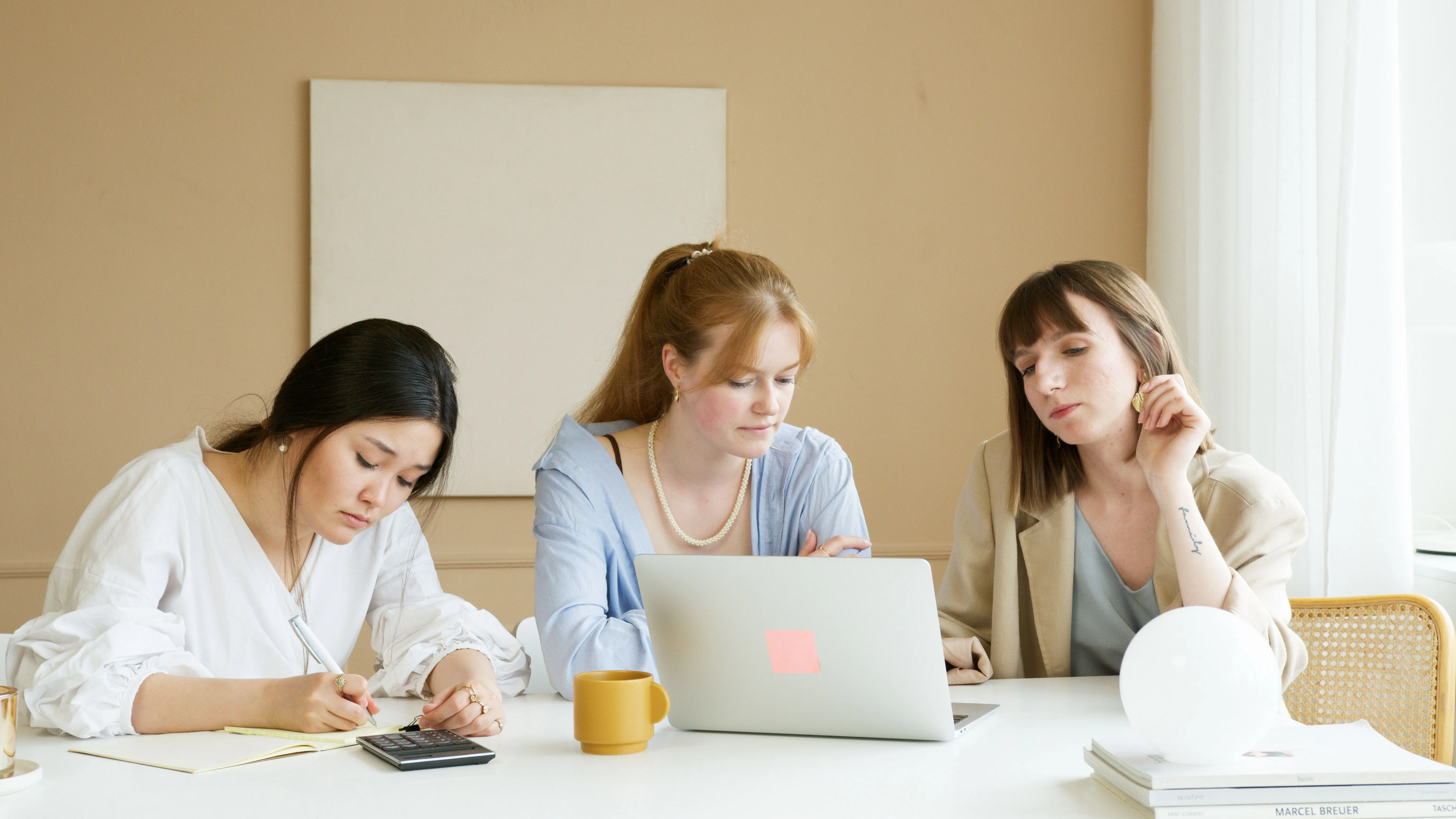 três jovens a olhar para um computador